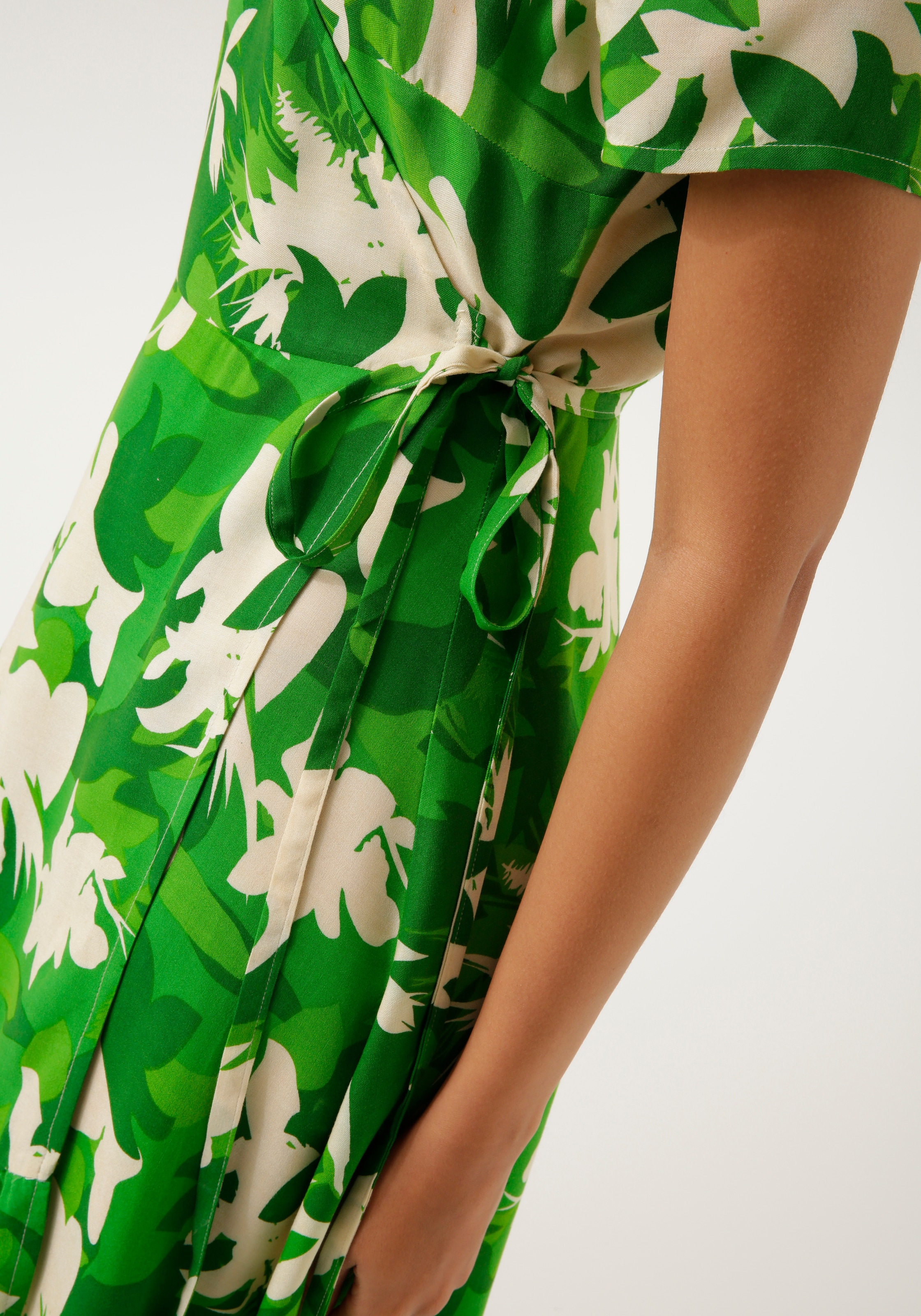 Aniston CASUAL Wickelkleid, mit graphischem Blumendruck
