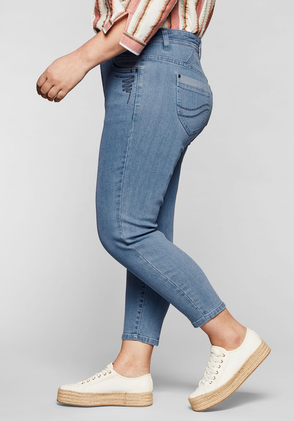 Sheego Stretch-Jeans »Jeans in 7/8-Länge, mit Stickerei vorn«