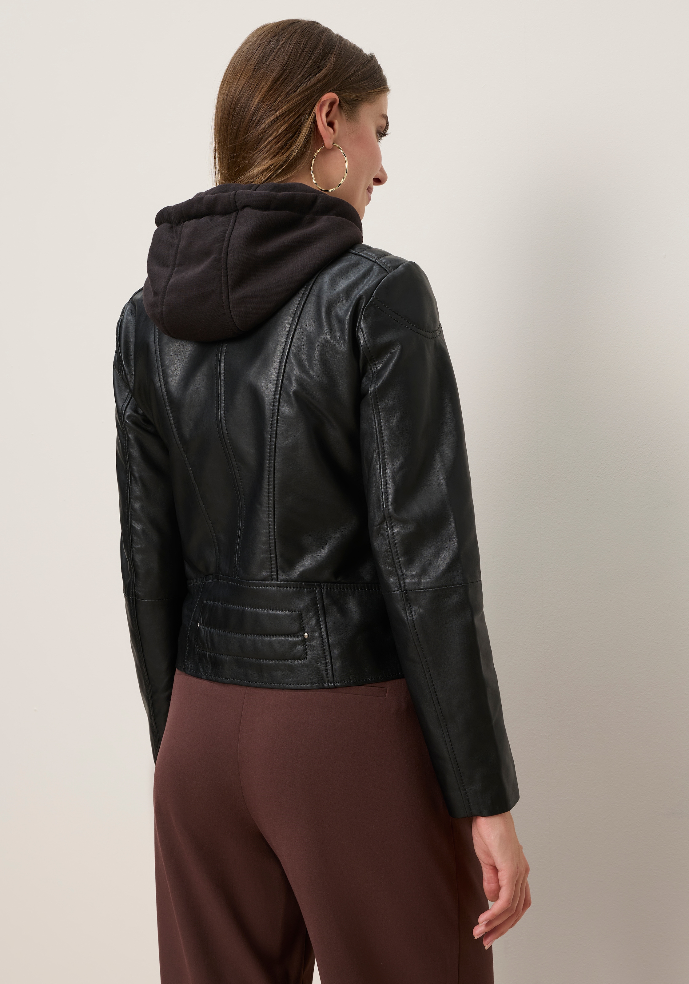 Tamaris Lederjacke mit Kapuze aus Lammleder, mit abnehmbarer Kapuze, sehr figurbetonte Passform