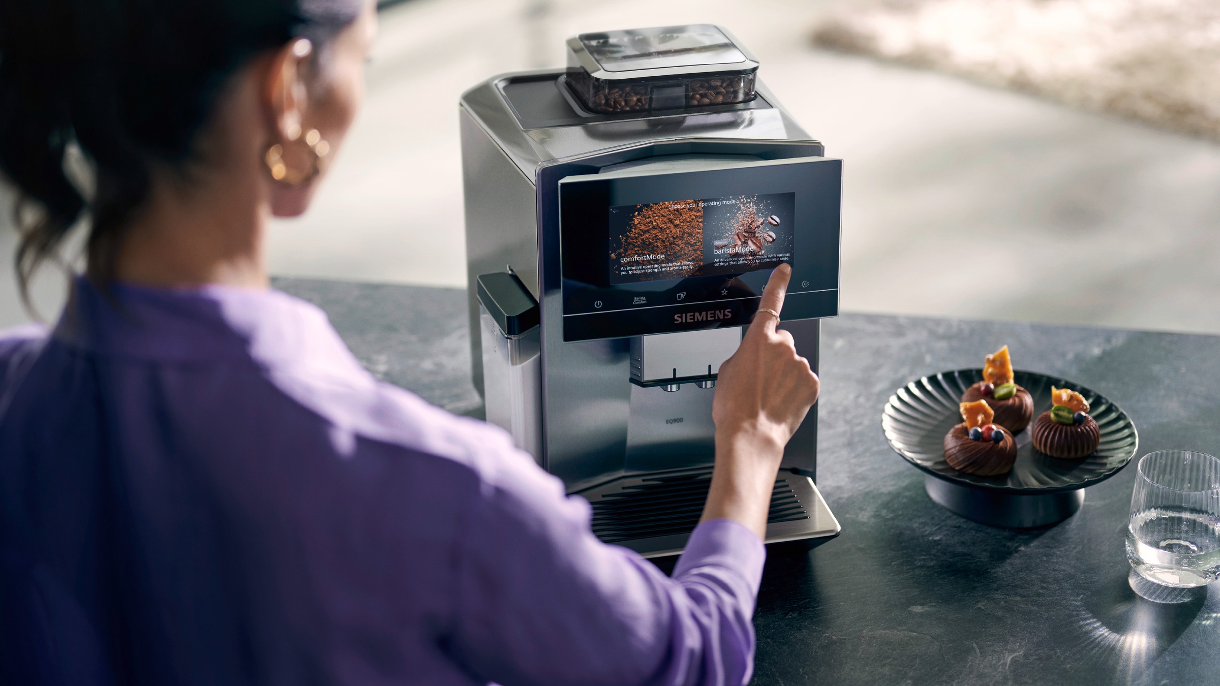 SIEMENS Kaffeevollautomat »EQ900 TQ905D03, intuitives 6,8" TFT-Display, Barista-Modus«, AromaBoost, App-Steuerung, Geräuschreduzierung,10 Profile, edelstahl