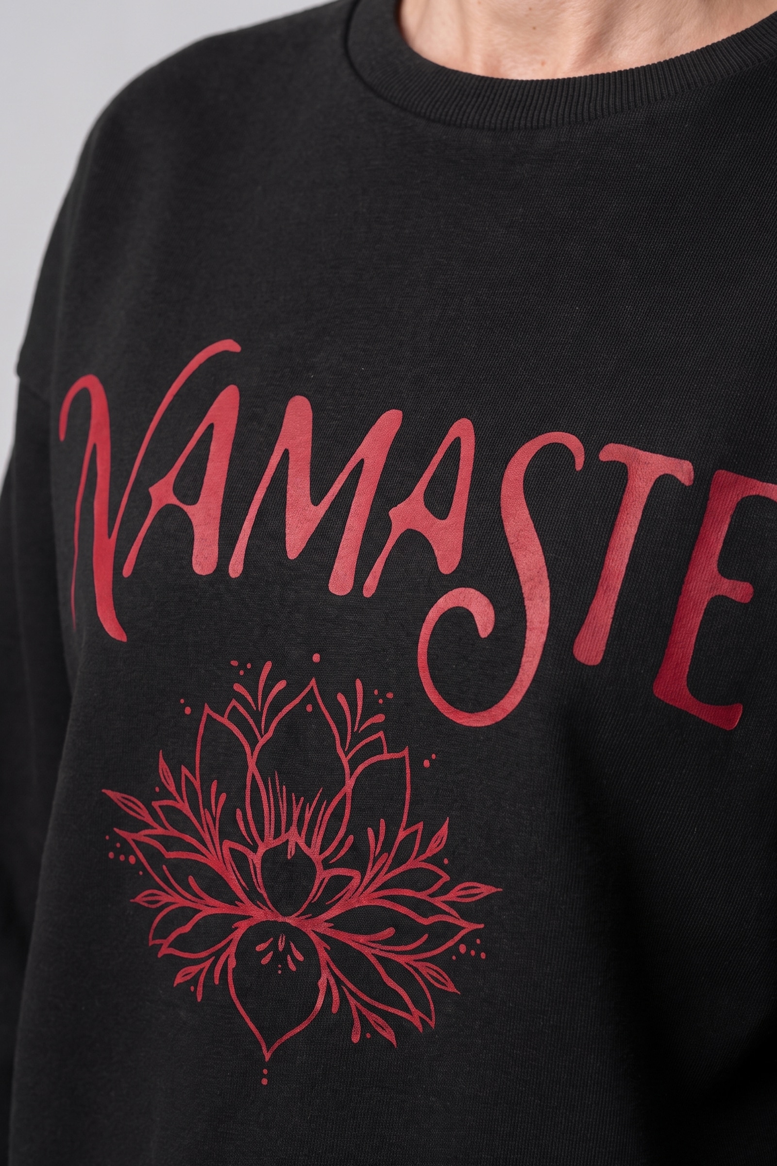 Alife & Kickin Sweatshirt , Lotusblüte unter dem NAMASTE-Schriftzug, breite Rippbündchen
