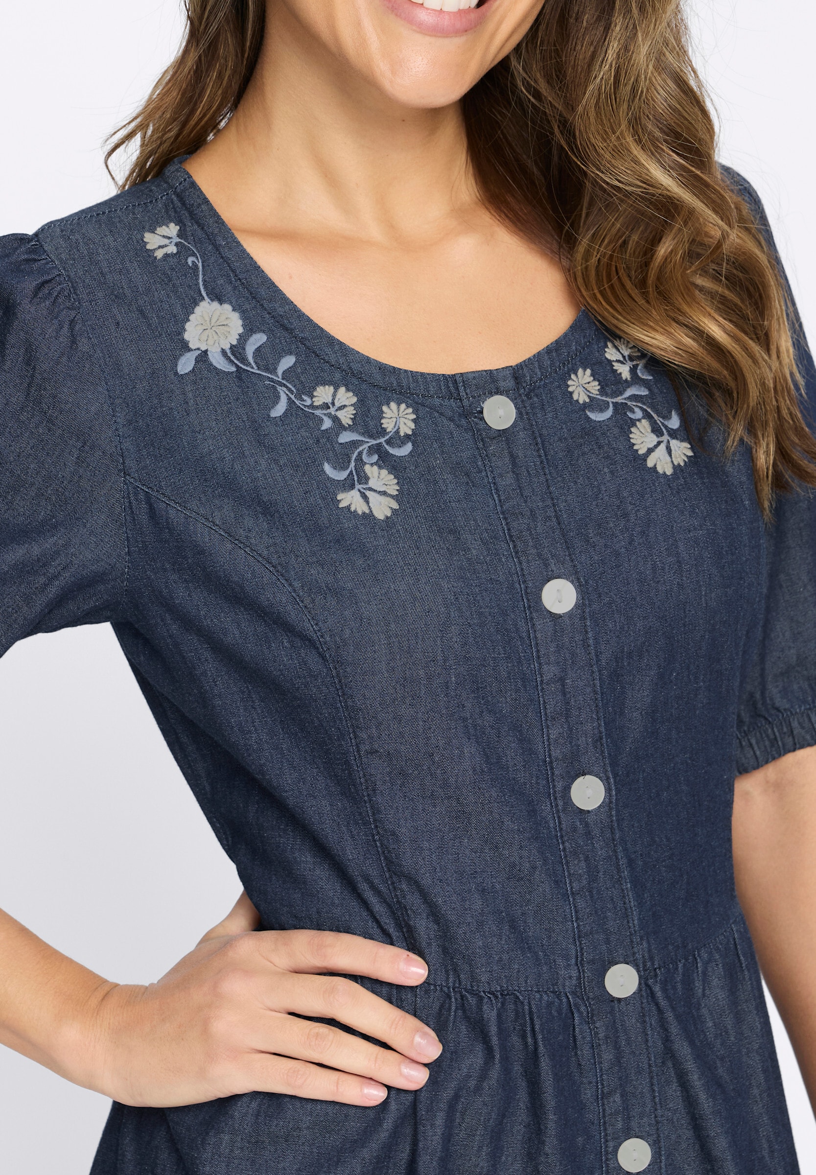 Sieh an! Trachtenkleid »Jeans-Kleid Trachtenkleid mit floraler Stickerei« Ohne Taschen