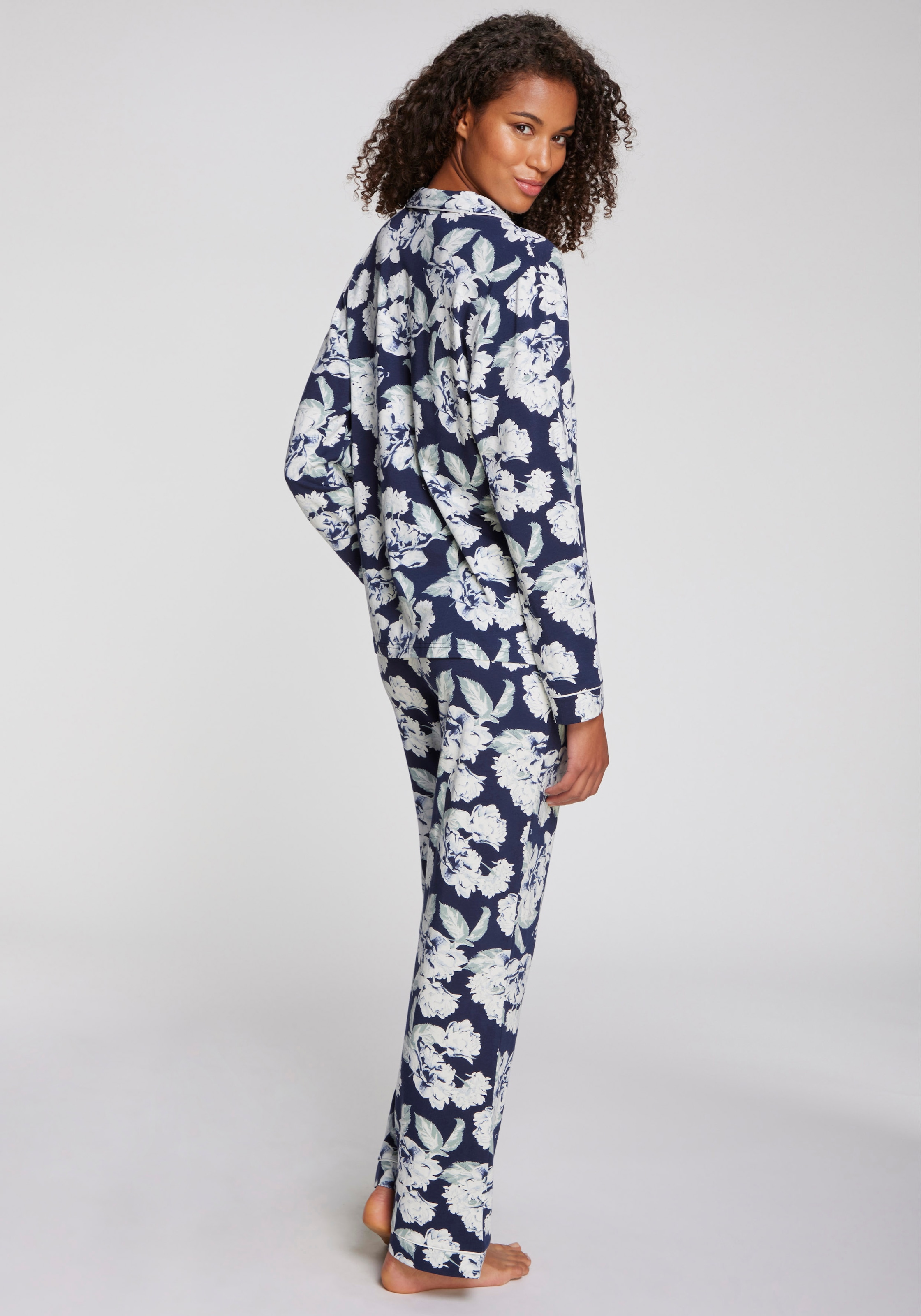LASCANA Pyjama, mit schönem Blumenmuster