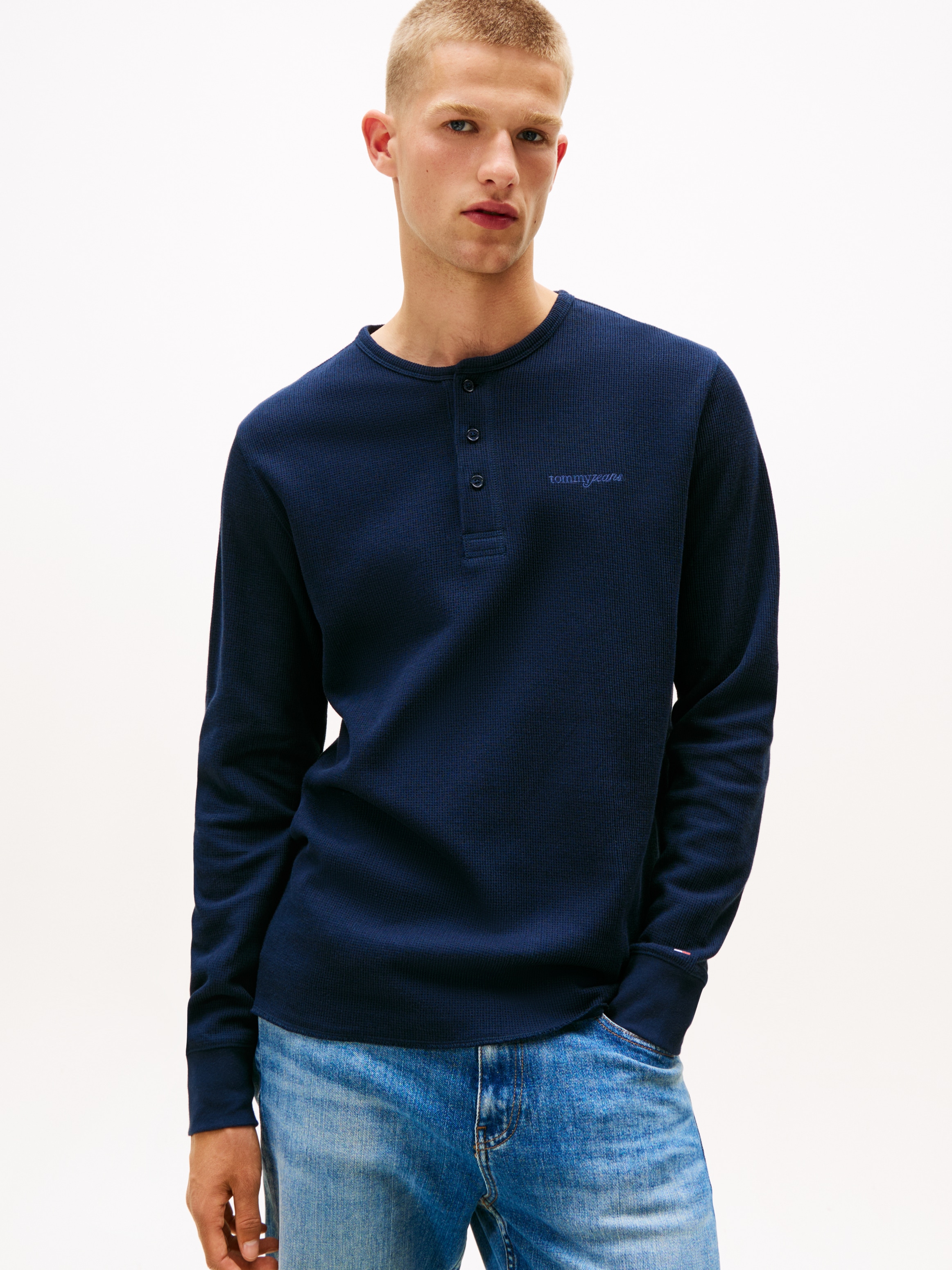 Tommy Jeans Henleyshirt »TJM WAFFLE SCRIPT HENLEY« Rundhals, slim fit, mit feiner Struktur