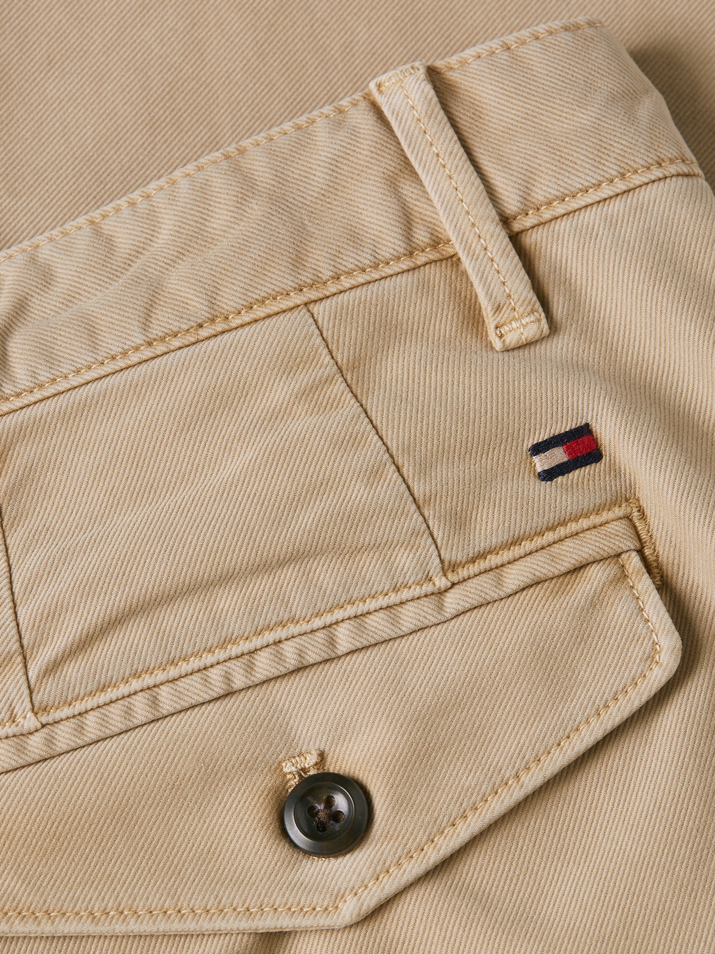 Tommy Hilfiger Chinohose »CHINO CHELSEA GABARDINE GMD«, mit Logostickerei auf der Hintertasche