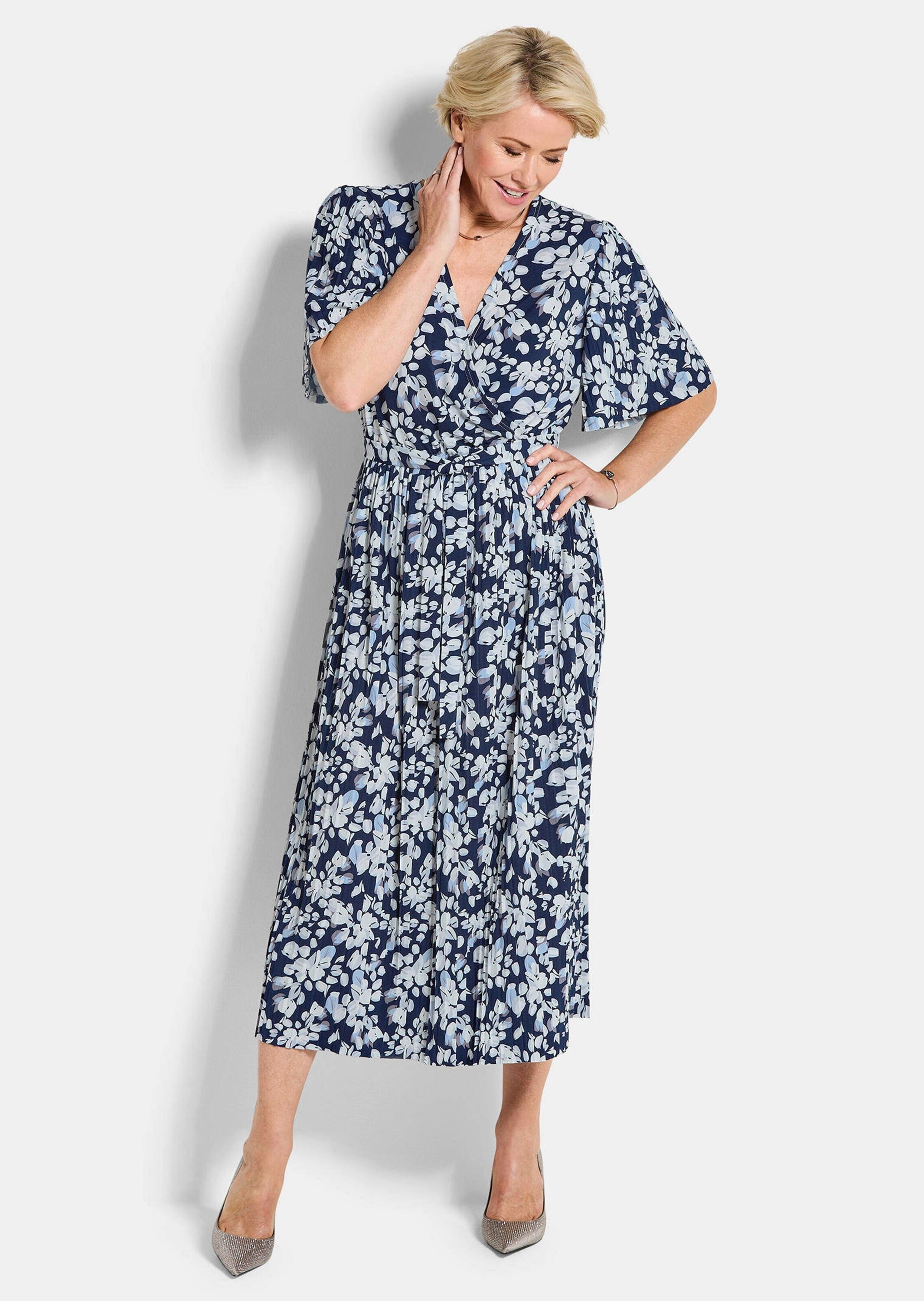 GOLDNER Sommerkleid »Kurzgröße Elegantes Plisseekleid in Wickeloptik«