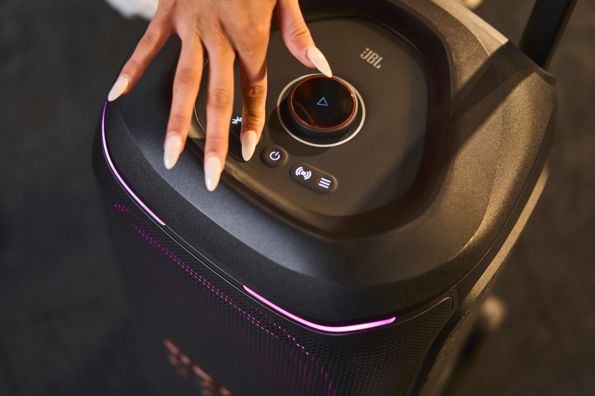 JBL Party-Lautsprecher »PARTYBOX 330« (A2DP Bluetooth | AVRCP Bluetooth | Bluetooth Lautstärkeanpassung 280 W) Tragbarer Party-Lautsprecher mit Beleuchtung, Teleskopgriff und Rollen