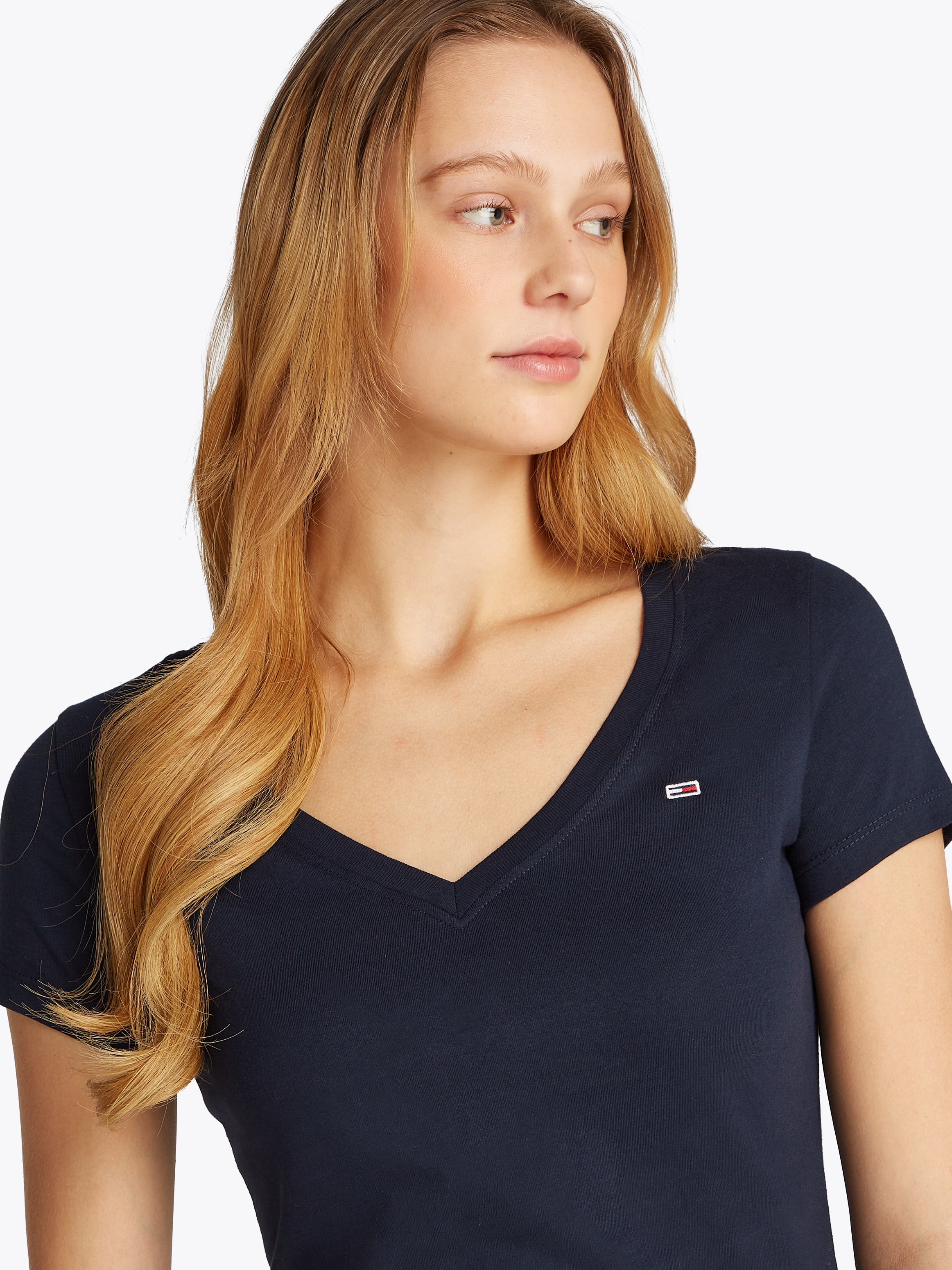 Tommy Jeans T-Shirt »TJW SLIM V-NECK TEE«, mit Logo-Stickerei