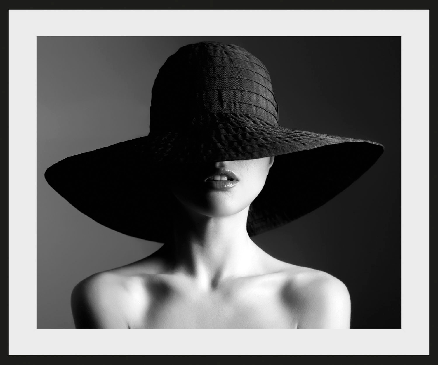queence Bild »Lara«, Frau-Bilder von Frauen-Schwarz-Weiß-Kunst-Foto, (1 St.), HD Premium Poster-Druck inkl. Holzrahmen