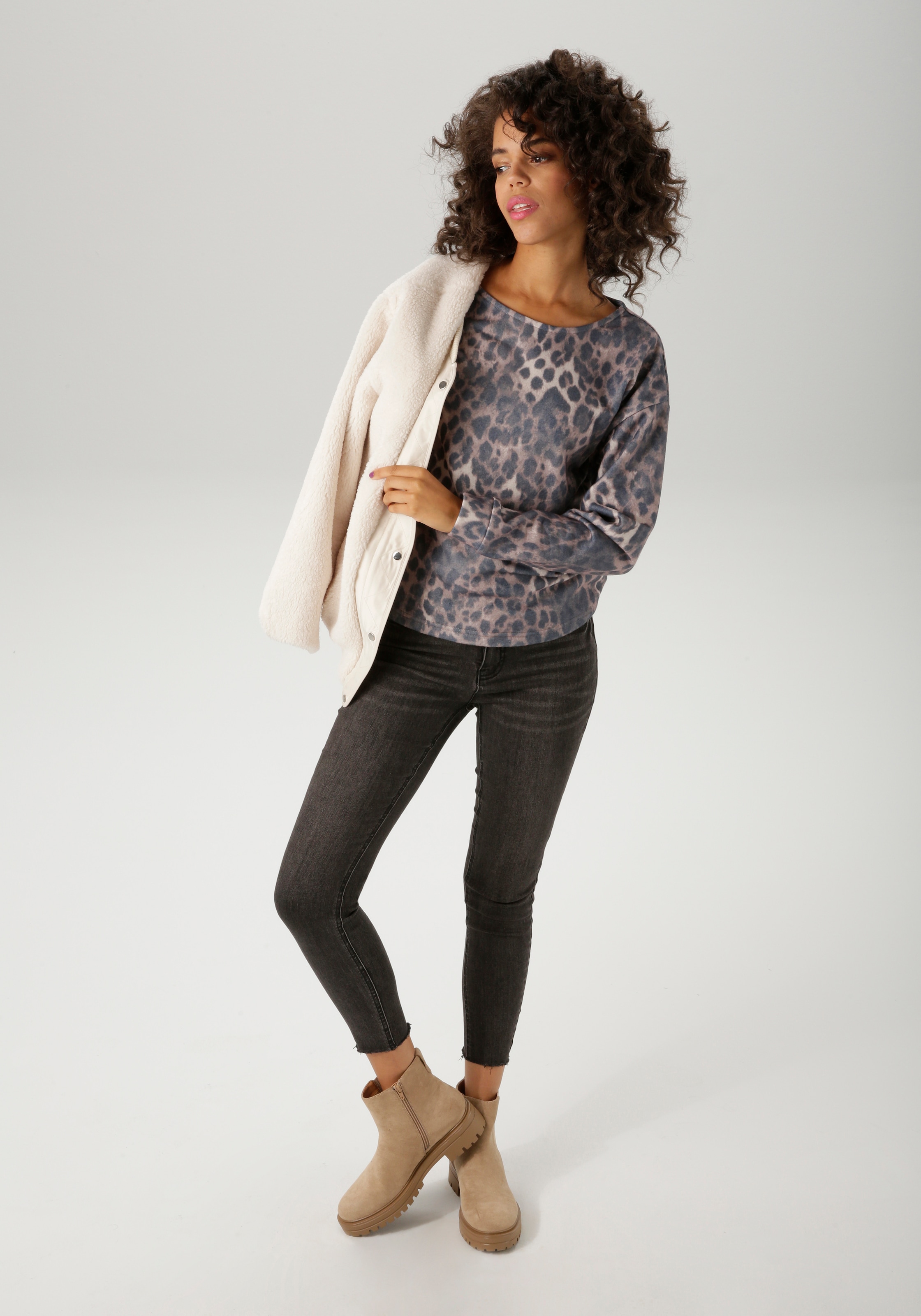 Aniston CASUAL Sweatshirt , mit trendigem Leo-Druck - jedes Teil ein Unikat
