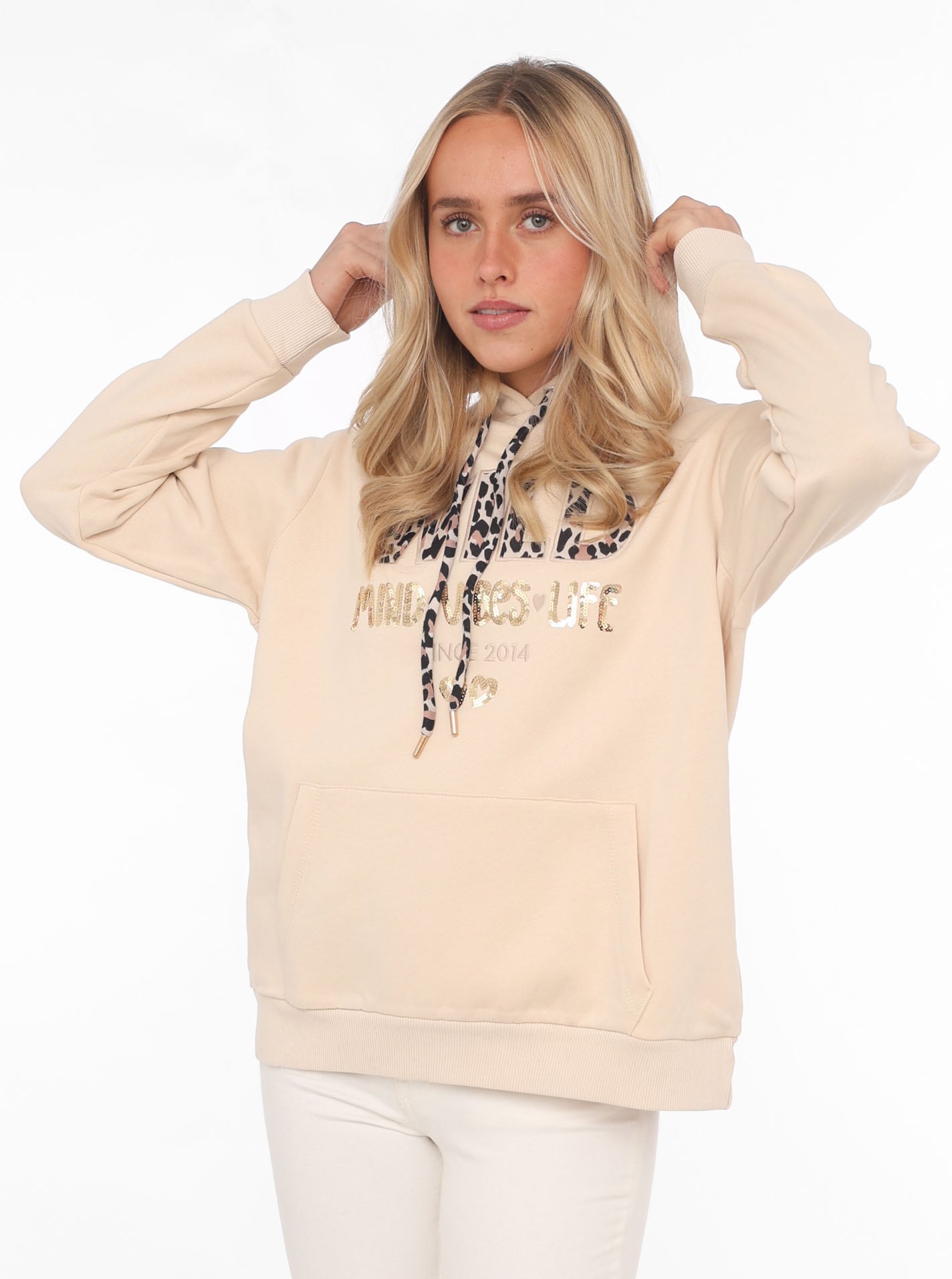 Zwillingsherz Hoodie »"Wild Free"«, mit Pailletten, Kordel und Innenseite der Kapuze im -Look