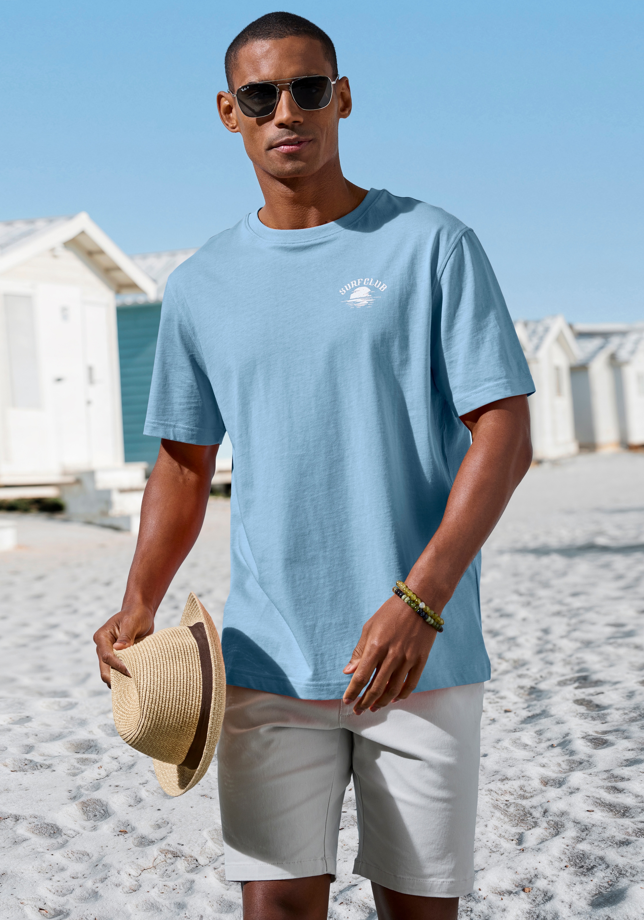 Beachtime T-Shirt », Shirt mit modischem Surfer Print« Regular-Fit, mit kleinem Print vorn und großem Print hinten