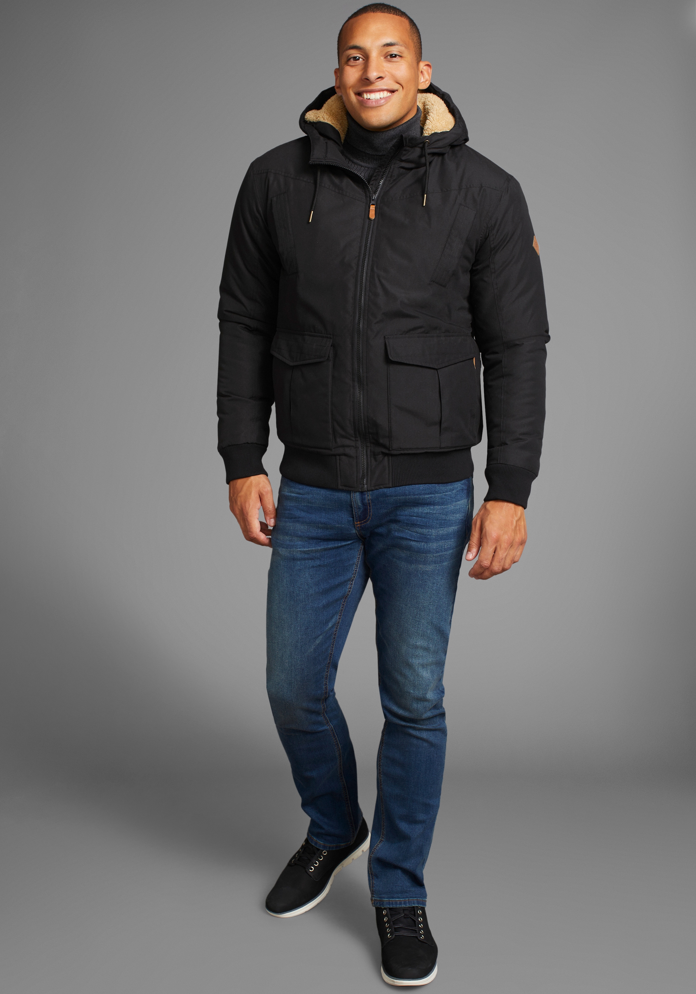 Bruno Banani Winterjacke, mit Kapuze, aus Baumwolle und Polyester, hochschließender Kragen