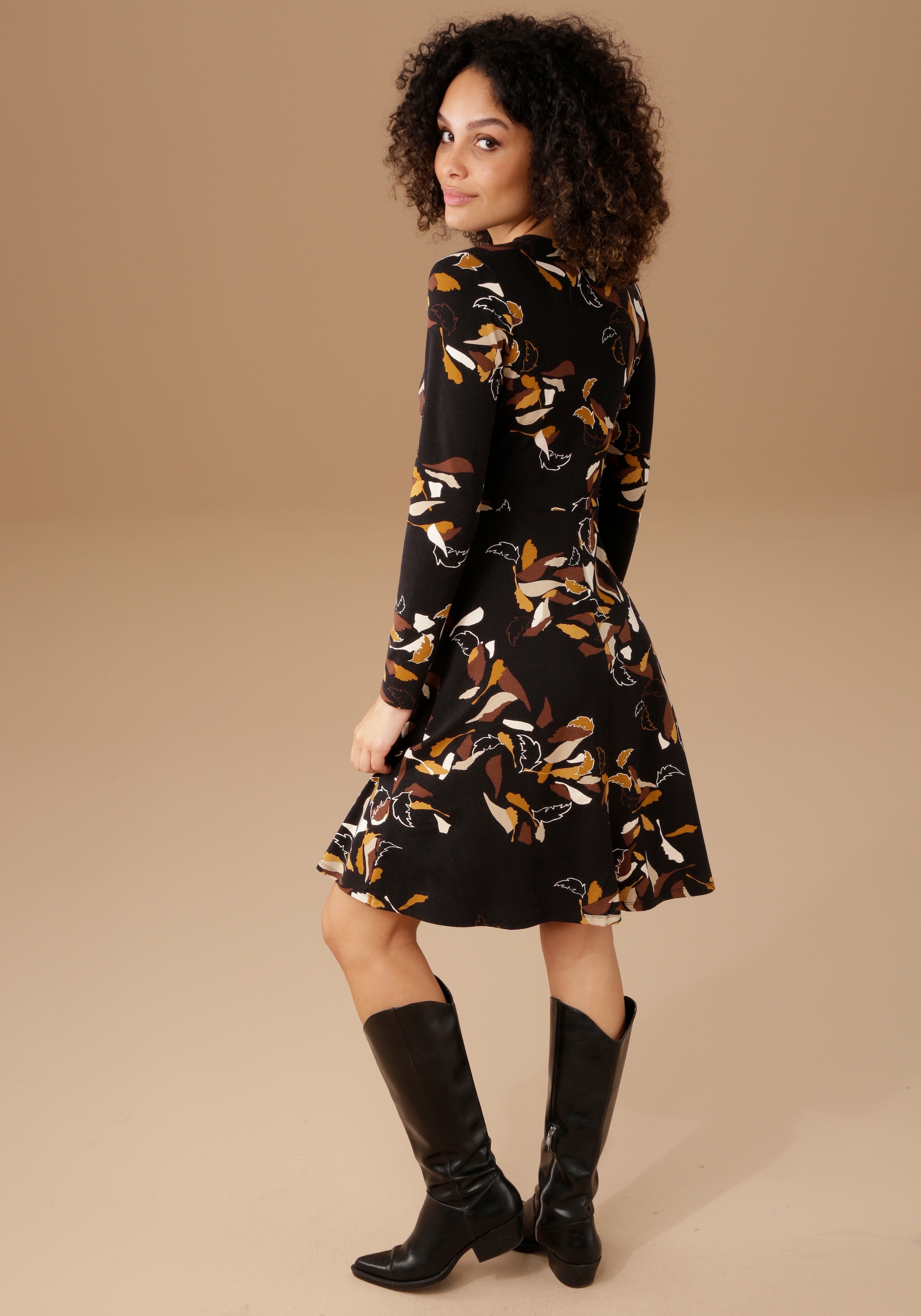 Jerseykleid, bei mit Wickel- SELECTED ♕ Zierring Aniston silberfarbenem Ausschnitt am