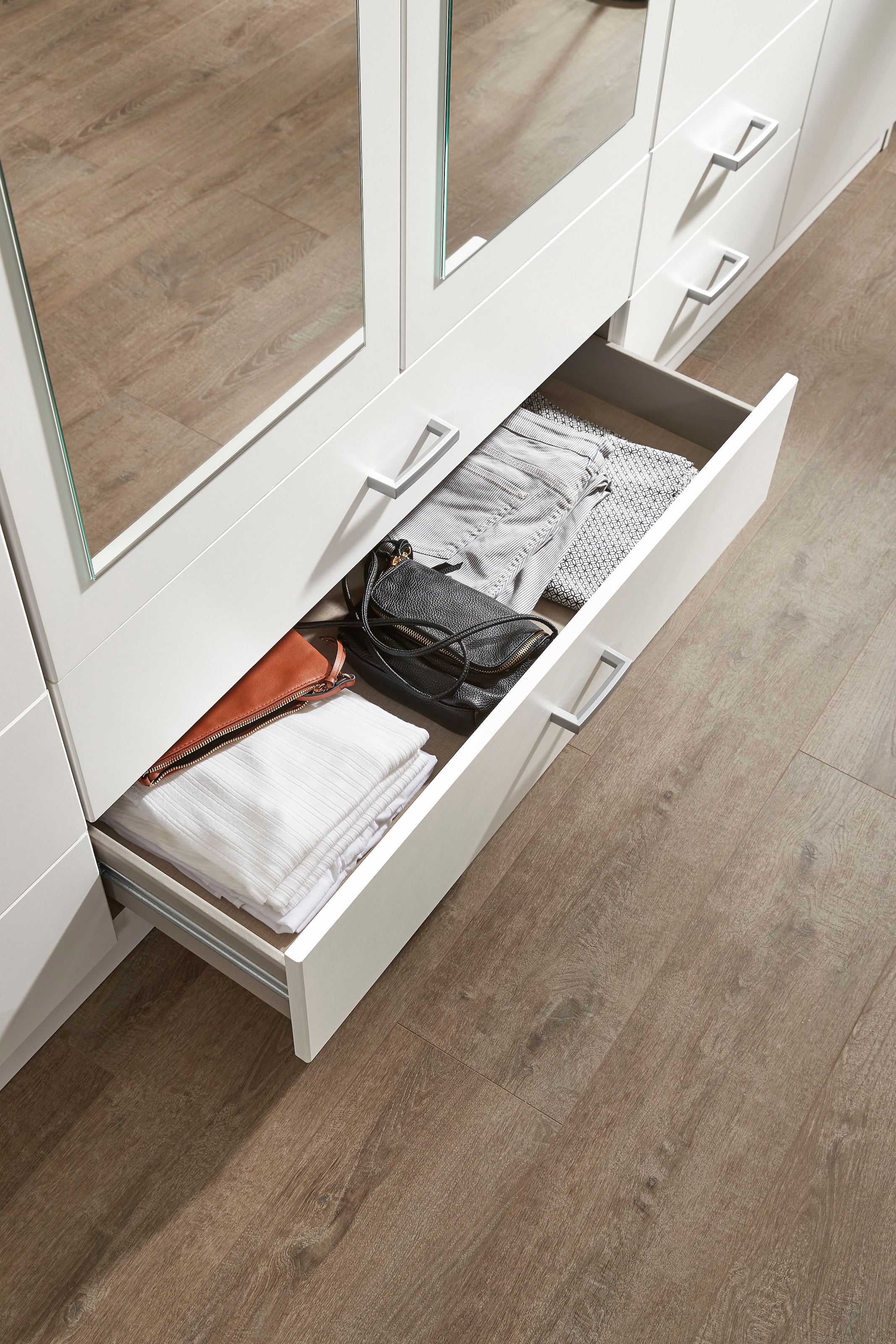 rauch Kleiderschrank »Schrank Garderobe Ankleide GAMMA Breiten 91/136/181/226/271/315/360 cm« in 3 Ausstattungen BASIC/CLASSIC/PREMIUM (inkl. SOFT-CLOSE-Funktion),  verschiedene Griff-Varianten, mit Spiegel TOPSELLER MADE IN GERMANY