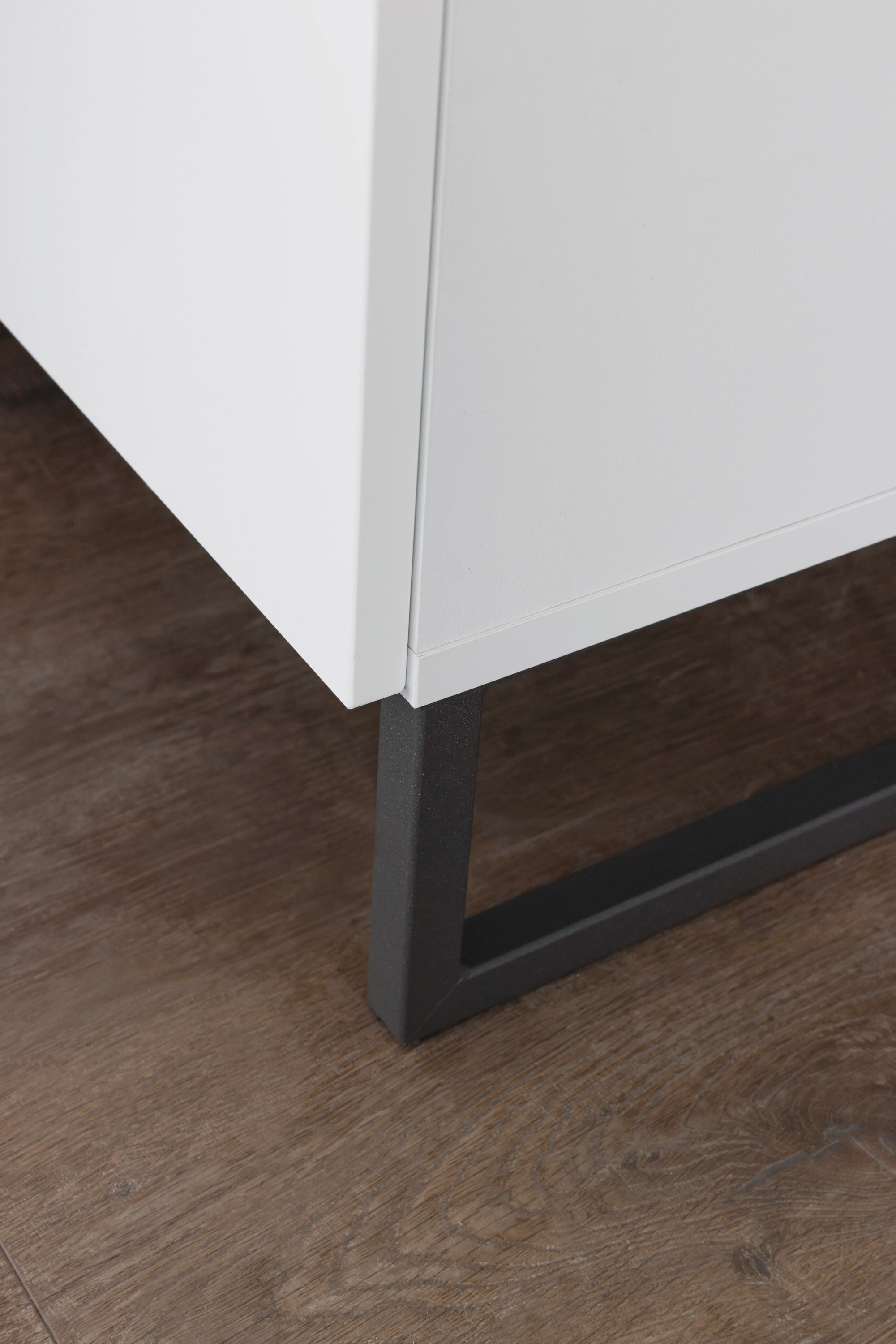 rauch Nachtkommode »Modern by Aditio«, mit Glasfront und Kufenfuß, 3 Schubladen mit Softclose-Funktion