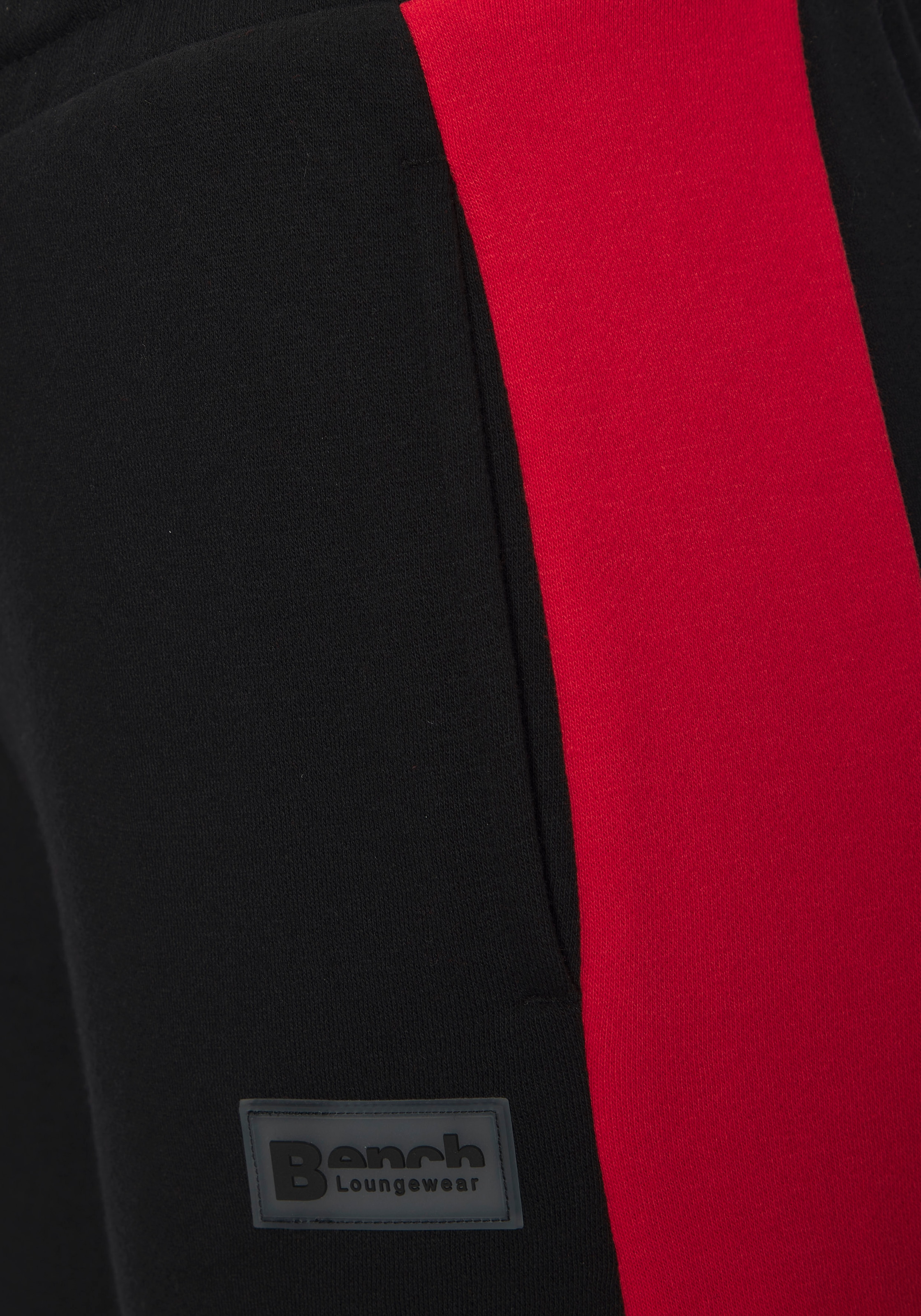 Bench. Loungewear Loungehose, mit Seitenschlitzen am Beinsaum und Silikon Logo Badge