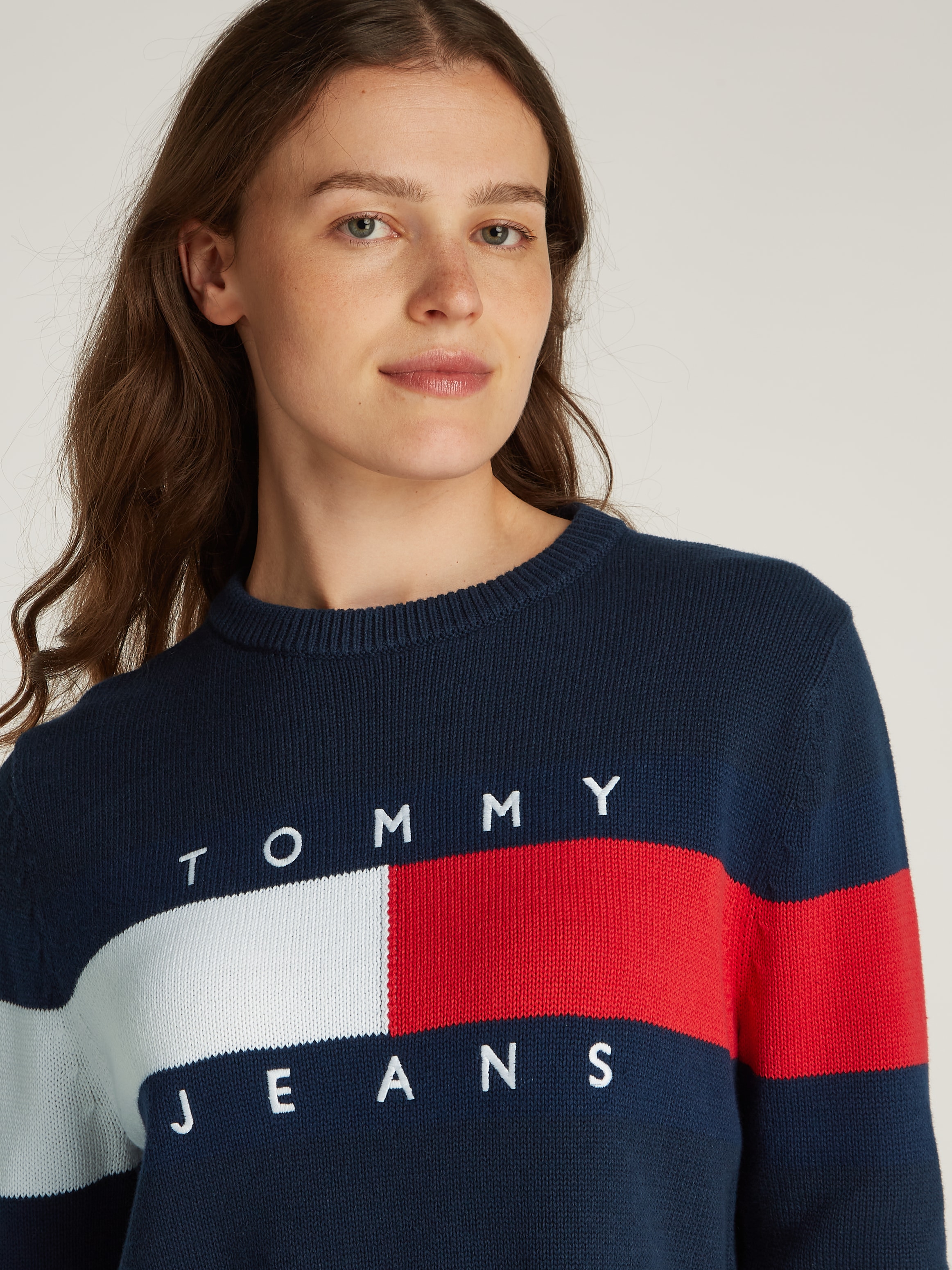 Tommy Jeans Strickpullover »TJW CENTER FLAG SWEATER EXT«, mit Logo-Flag