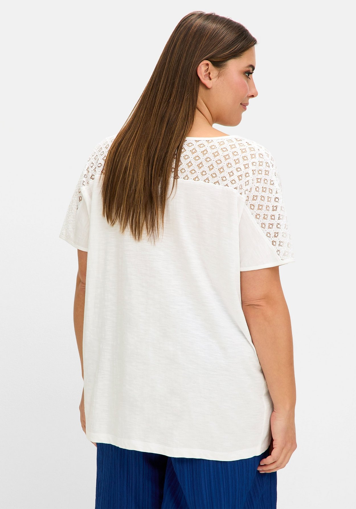 Sheego T-Shirt »Shirt mit Spitze und V-Ausschnitt, aus Flammgarnjersey«