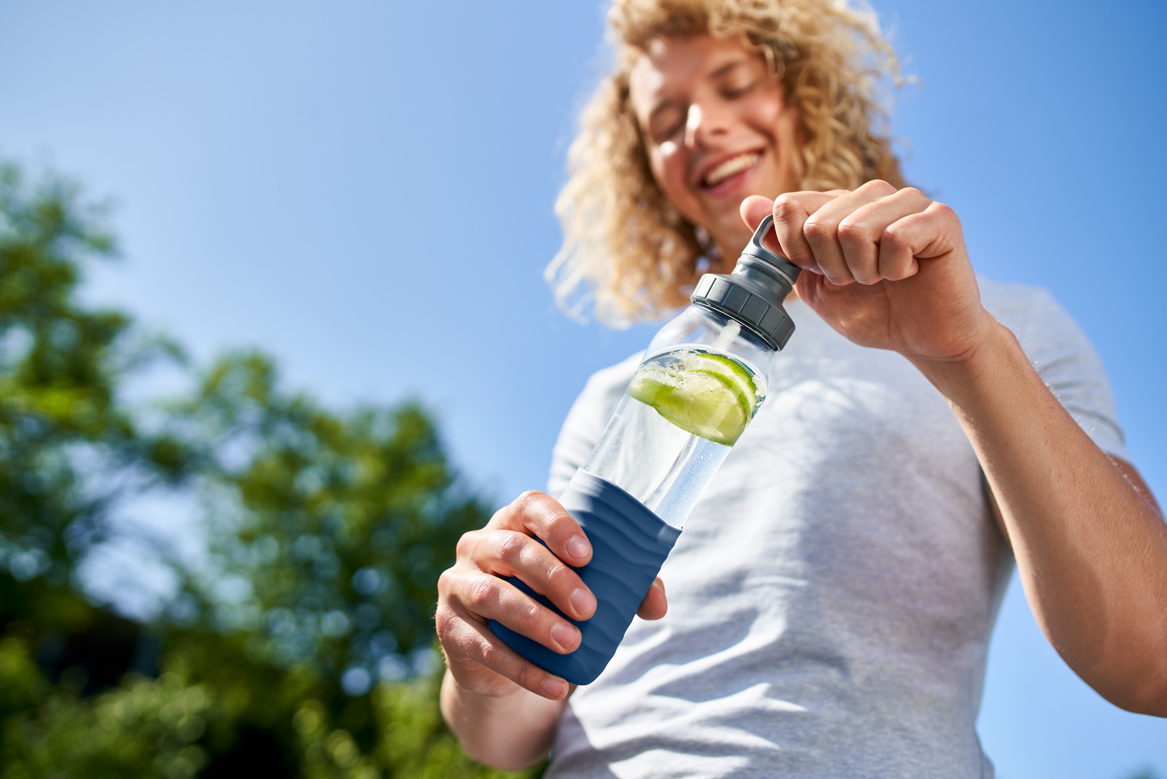 Emsa Trinkflasche »Drink2Go«, 0,7L, Glas, Schraubverschluss, spülmaschinenfest, Griff(Soft-Touch)