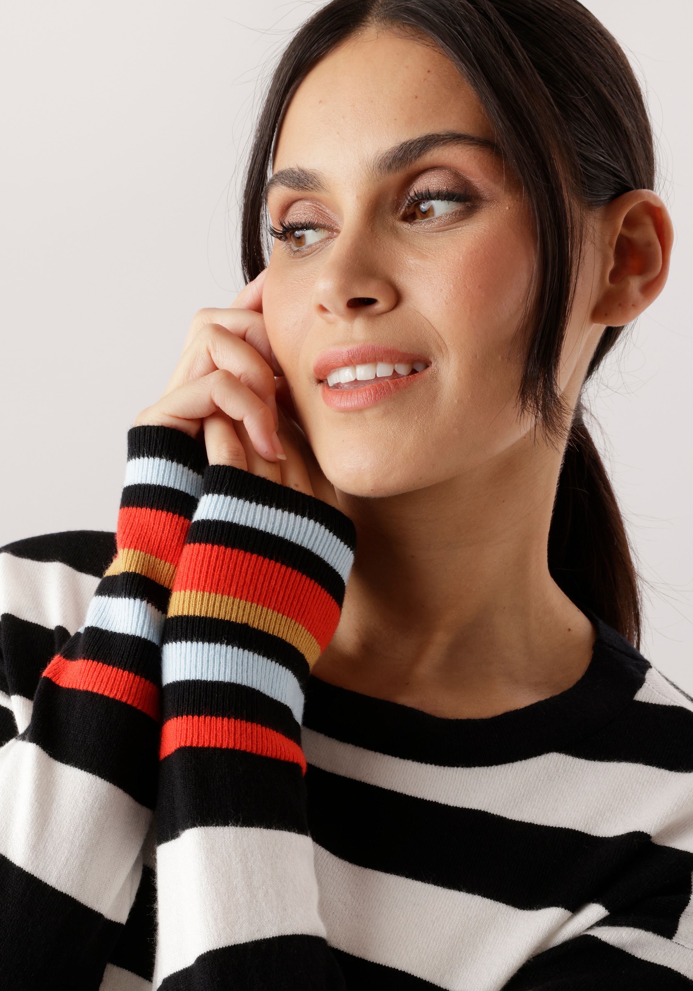 Aniston SELECTED Strickpullover mit modischen Farbakzenten den Ärmeln