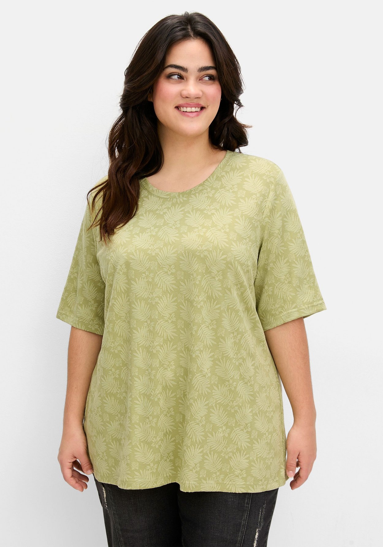 Sheego T-Shirt »Shirt mit Alloverprint, leicht tailliert«