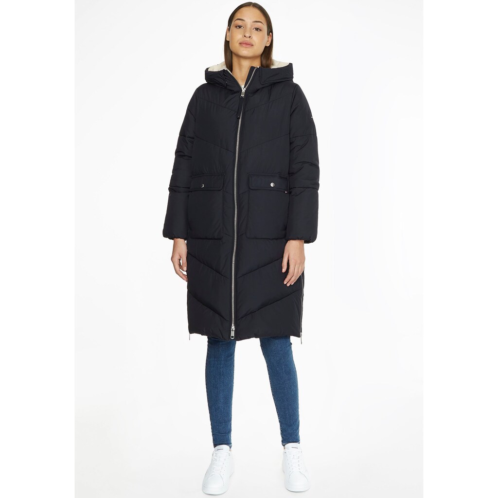 Tommy Hilfiger Steppjacke »CHEVRON SORONA TEDDY LINED MAXI« mit Kapuze mit Tommy Hilfiger Logo-Stickerei am Ärmel Tommy Hilfiger Steppjacke »CHEVRON SORONA TEDDY LINED MAXI« mit Kapuze mit Tommy Hilfiger Logo-Stickerei am Ärmel
