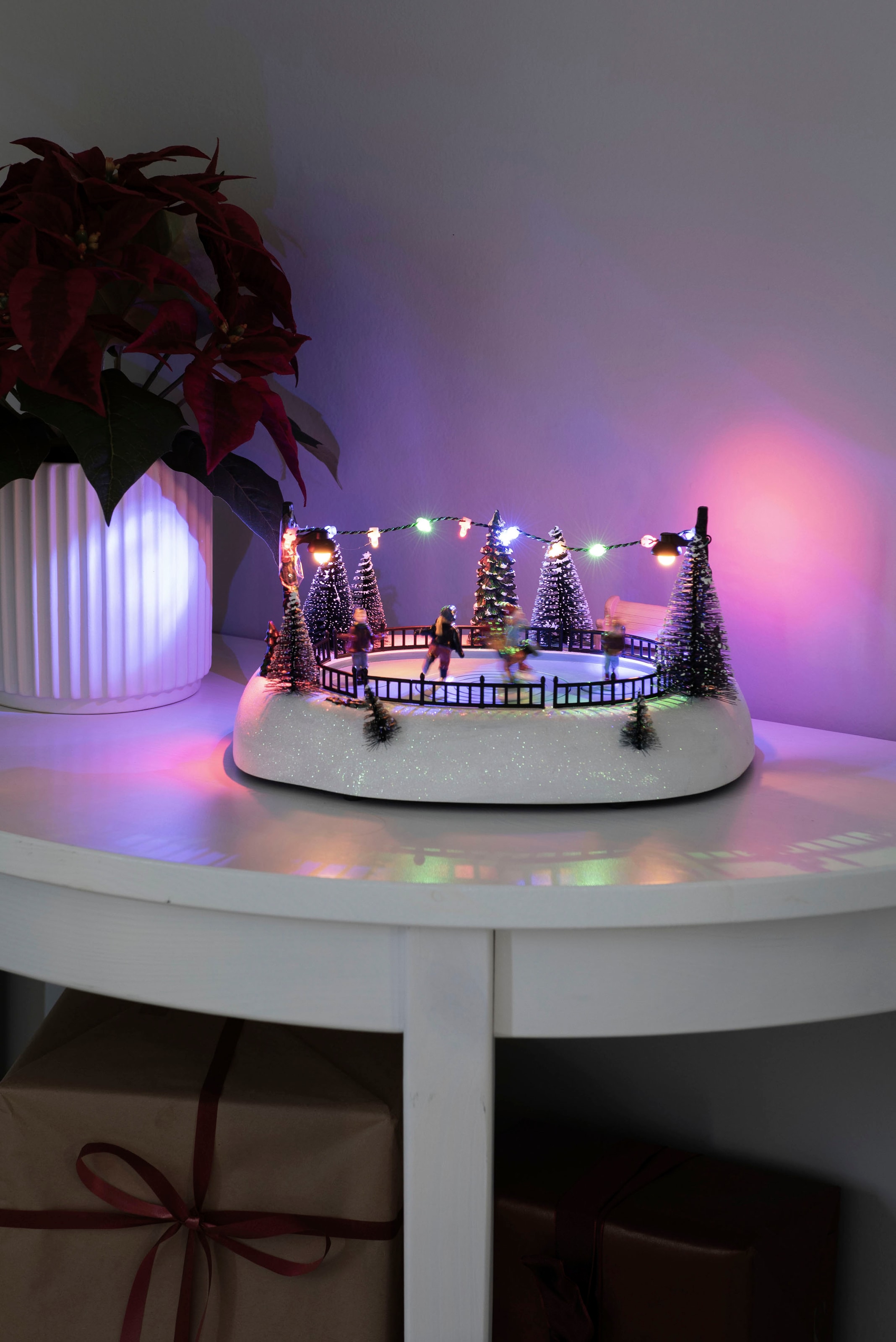 KONSTSMIDE Weihnachtsszene »Eisbahn, mit Musik, 12 bunte Dioden«, wählbar zwischen USB oder Batteriebetrieb