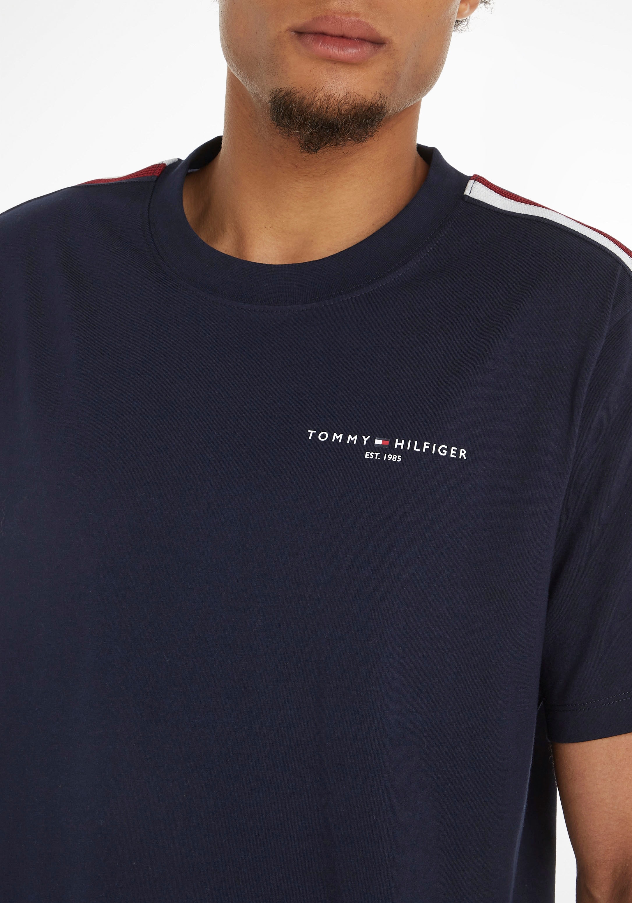 Tommy Hilfiger Rundhalsshirt »GLOBAL STRIPE PREP TEE«, mit Streifen in TH- Farben an beiden Ärmeln bei ♕ | T-Shirts