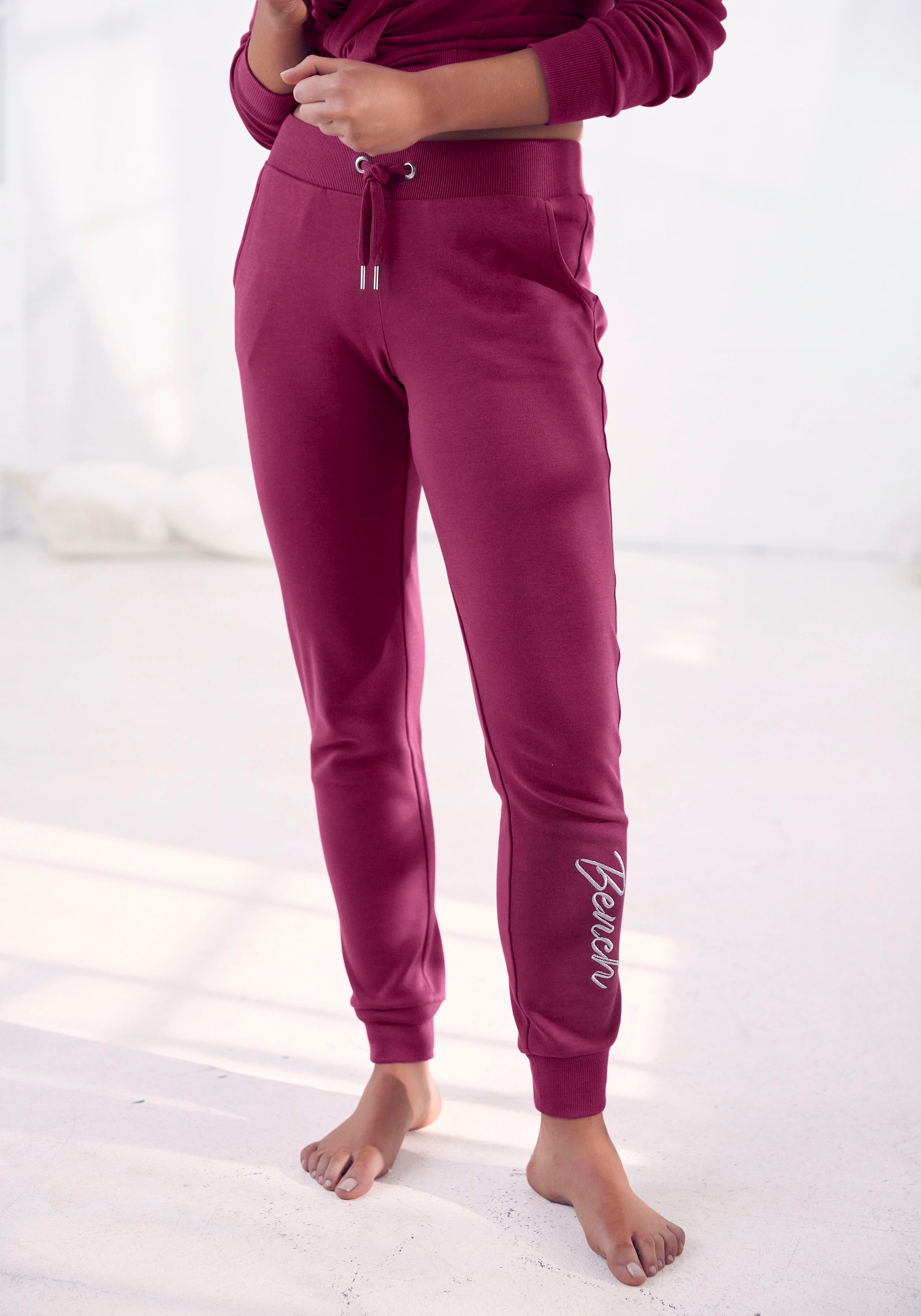 Bench. Loungewear Relaxhose, mit glänzender Logostickerei, Loungewear