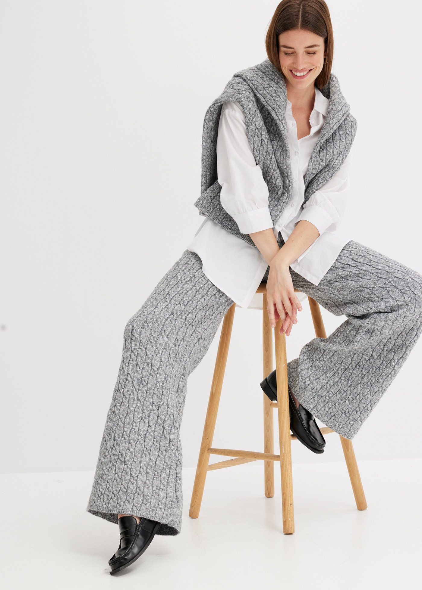 bonprix Stoffhose »Strickhose mit Zopfmuster«  aus Polyester und Wolle, Loose Fit, weite Beinform, mit Zopfmuster