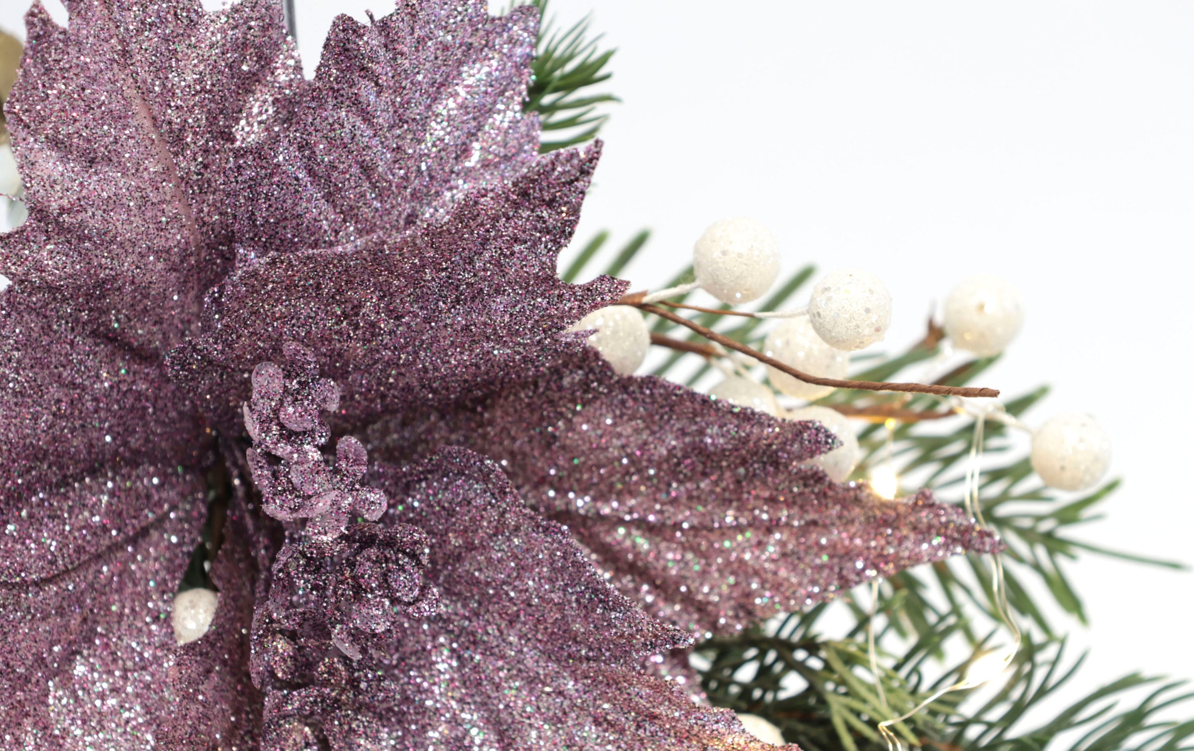 I.GE.A. Winterliche Kunstpflanze »Gesteck, Poinsettia mit LED Beleuchtung, Weihnachtsdeko,«, Kunstblumen-Arrangement mit Weihnachtsstern, Weihnachtsgesteck