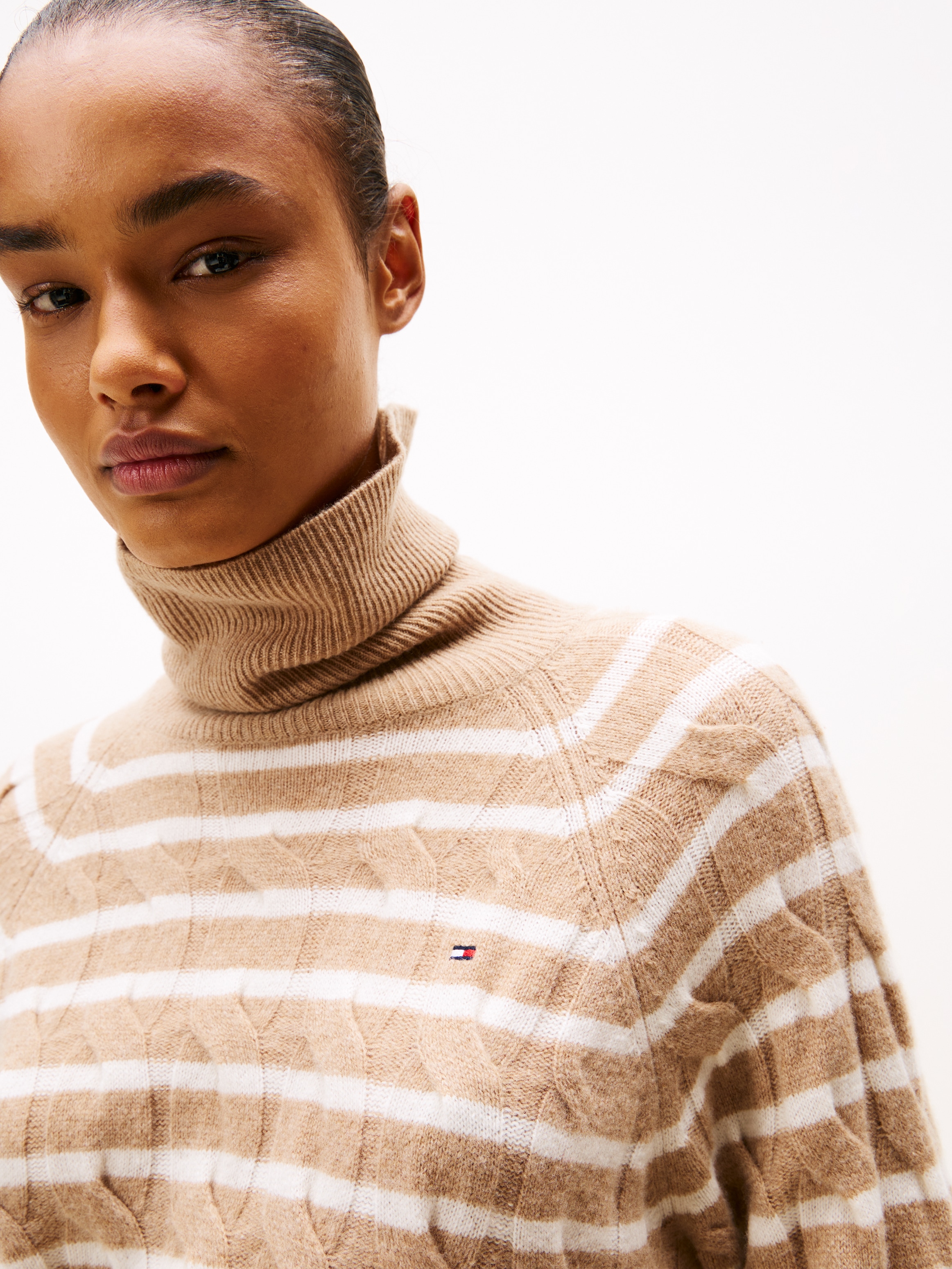 Tommy Hilfiger Rollkragenpullover »SOFT WOOL CABLE ROLL-NK LS SWT« mit Zopfmuster, aus reiner Wolle