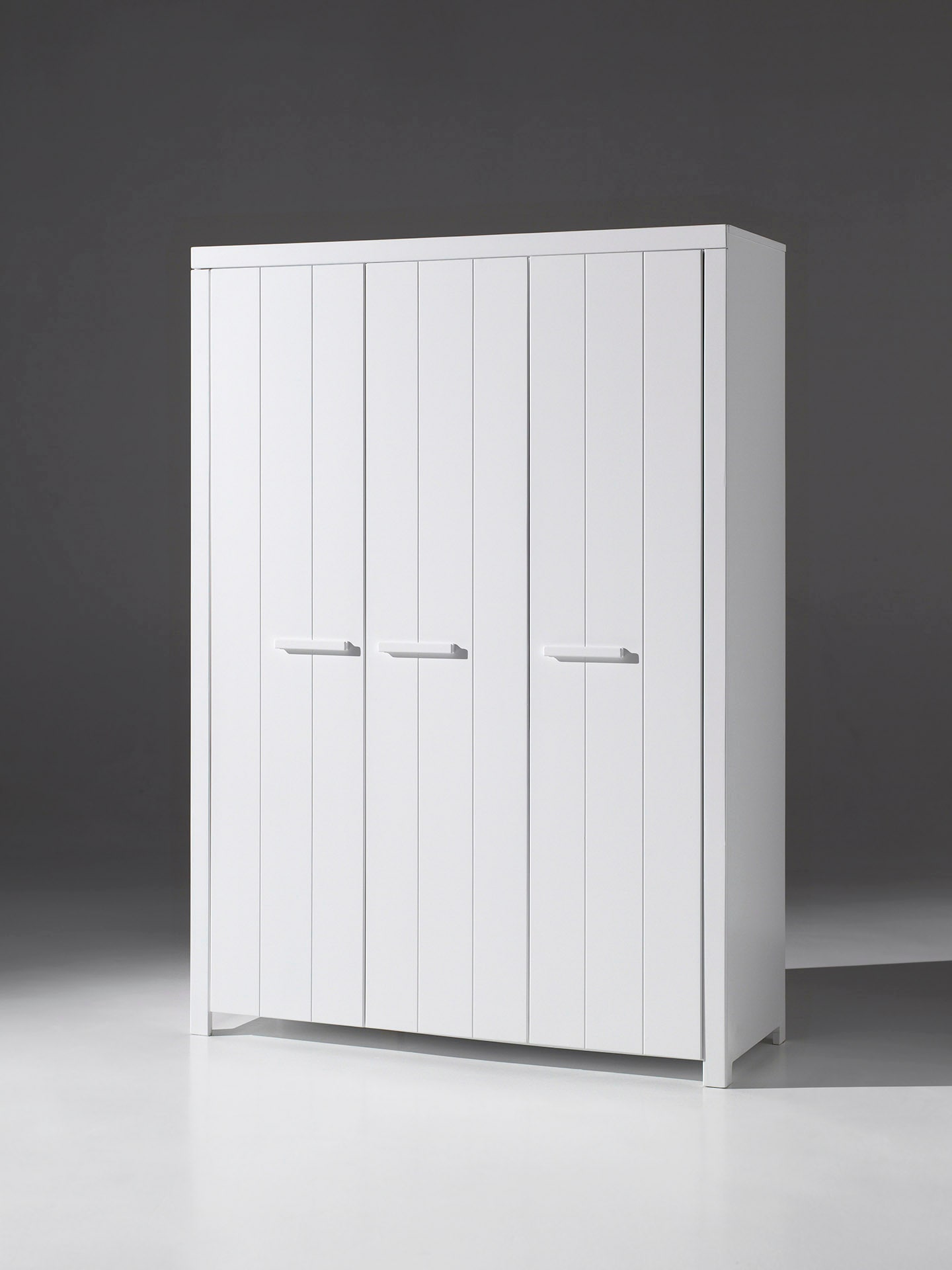 Vipack Kleiderschrank, (Made in Europe), Geräumiger 3-trg. inkl. Wäscheeinteilung, Ausf. weiß lackiert