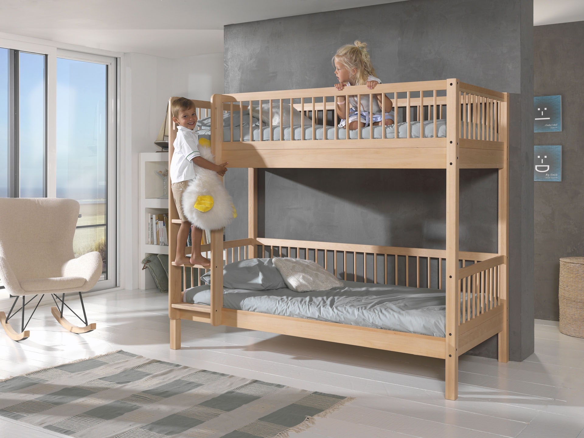 Vipack Etagenbett »Forrest in Buche massiv natur lackiert, umlaufende Sprossen-Optik« 2 Liegeflächen 90/200cm, geteilte Pfosten ca. 55x55 mm, stabil gebaut,  inkl. Lattenrost, rückbaubar zu 2 Einzelbetten zur weiteren Nutzung