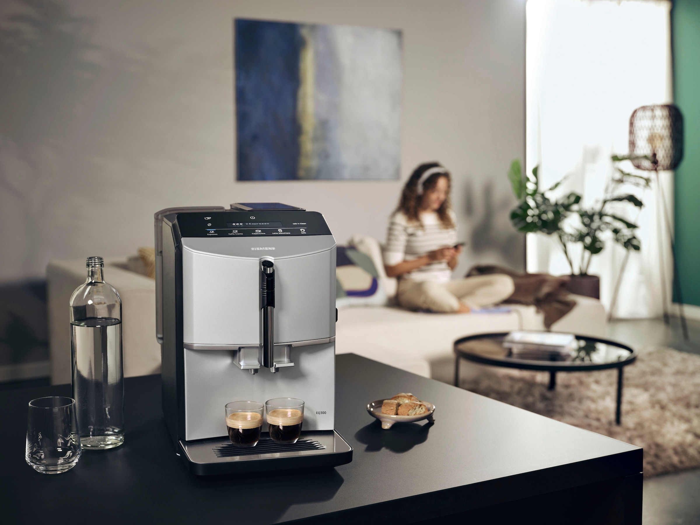 SIEMENS Kaffeevollautomat »EQ300 TF303E01, viele Kaffeespezialitäten, OneTouch-Funktion«, benutzerfreundliches Display, Keramikmahlwerk, daylight silber