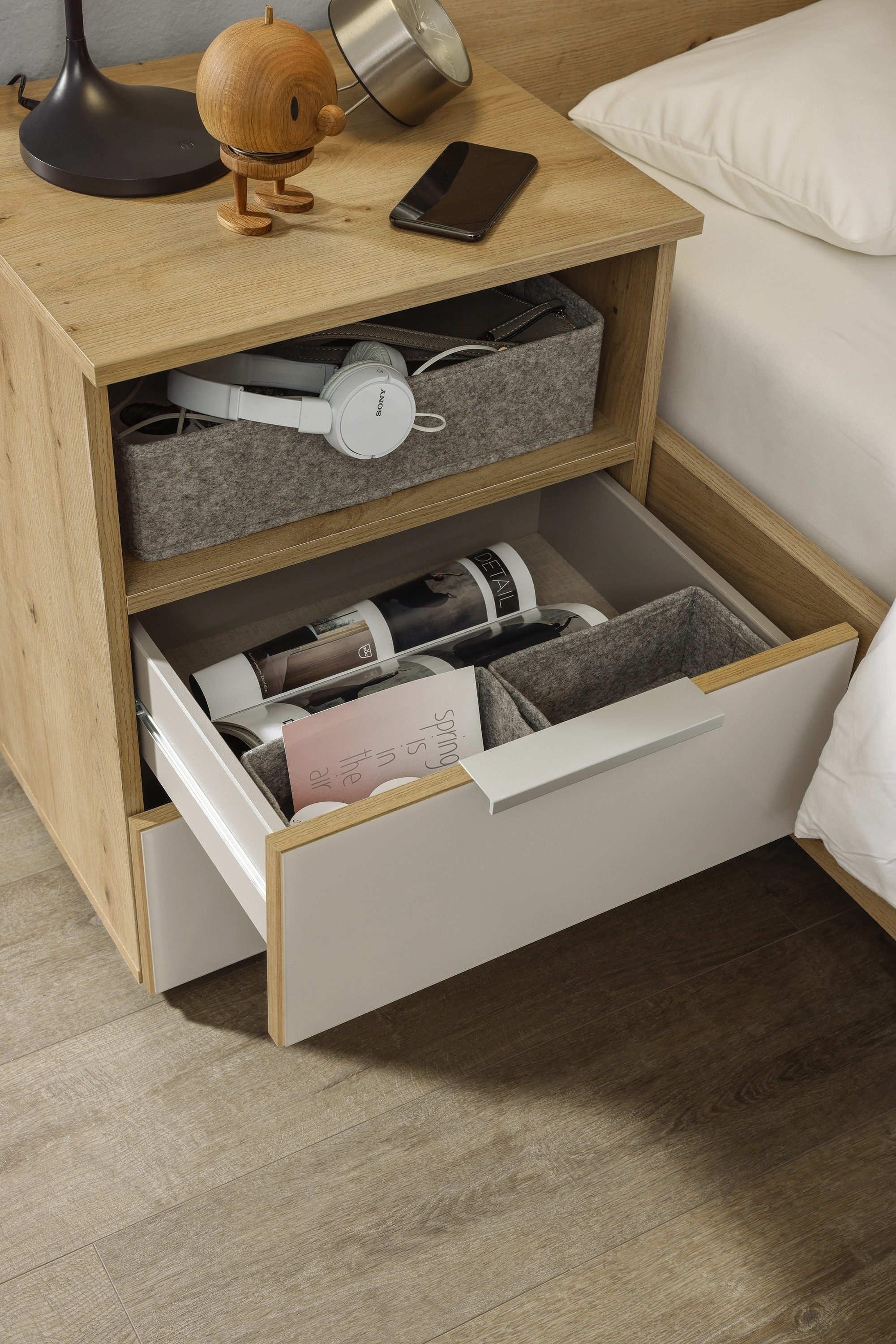 rauch Nachtkommode »Nachttisch Nachtschrank Nachtkonsole AGORDO mit Glasfront«, (in zwei Griff-Farben), mit 2 Schubladen und Nische für viel Stauraum MADE IN GERMANY