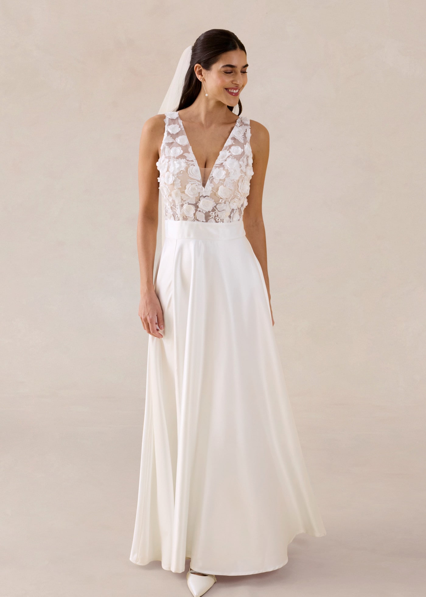 bonprix Brautkleid schmale Passform, aus glänzendem Satin, mit hohem Schlitz, ärmellos