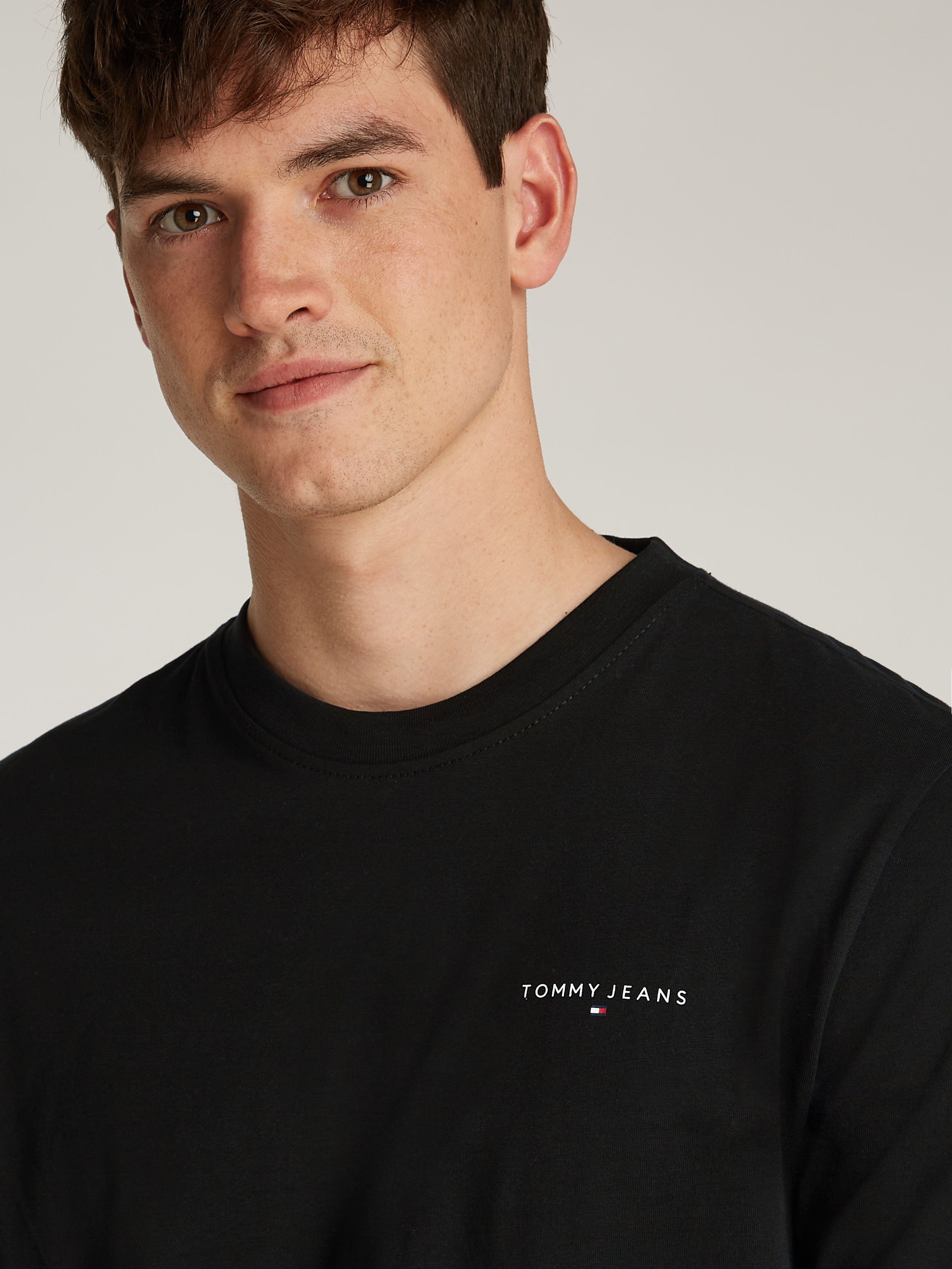 Tommy Jeans Plus Langarmshirt »TJM SLIM LINEAR CHEST LS TEE EXT«, in Großen Größen, Logodruck