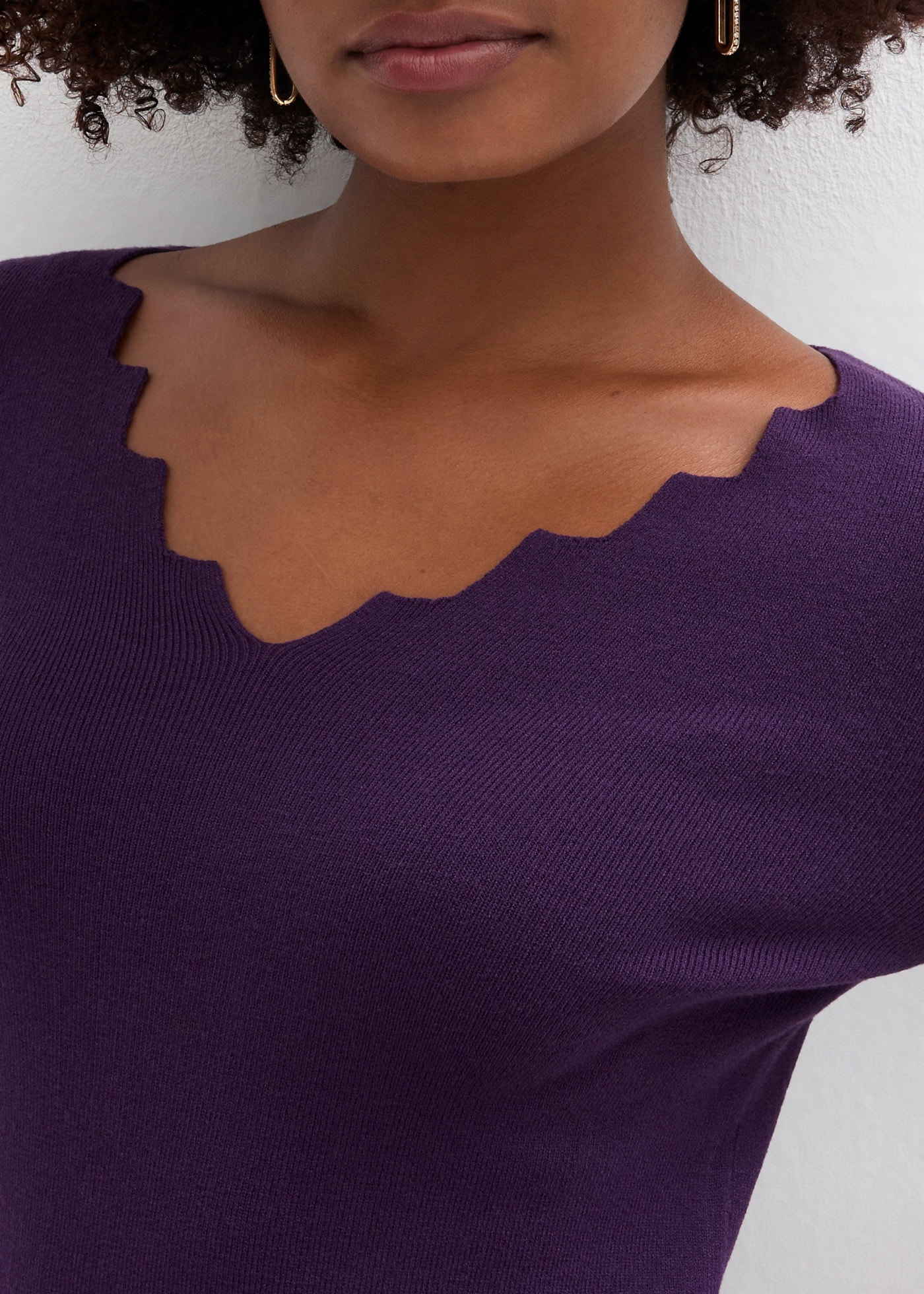 bonprix Strickpullover »Feinstrickpullover aus fließendem Viskose-Mix« aus Viskose-Mix, mit Wellenausschnitt, Slim fit Passform