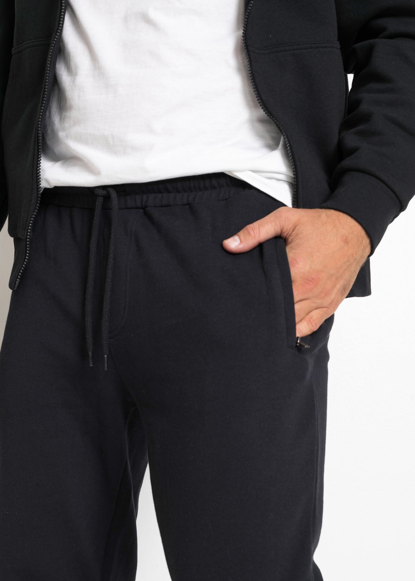 bonprix Jogginghose  aus Baumwolle und Polyester, mit Reißverschlusstaschen, Regular Fit