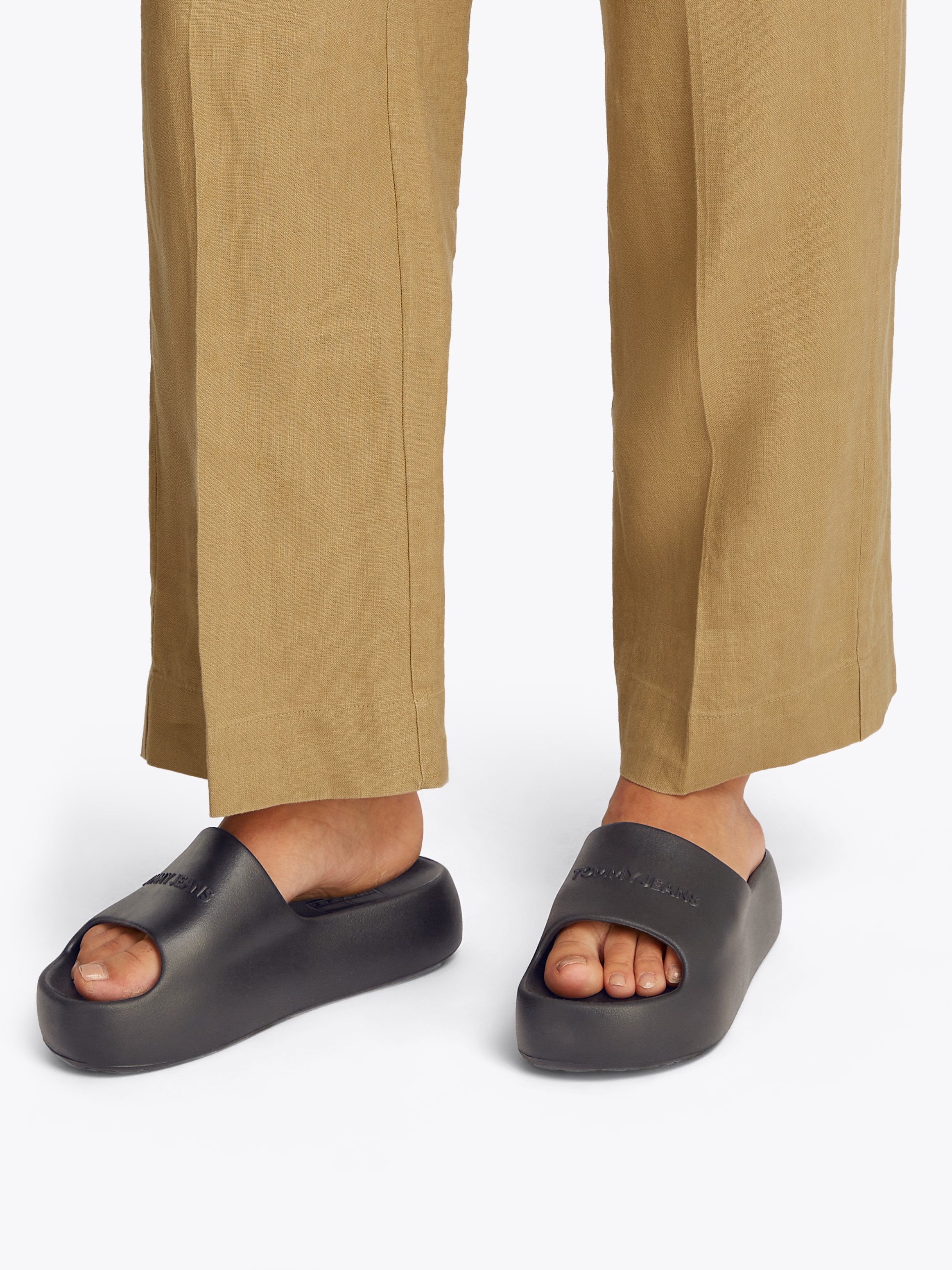 Tommy Jeans Pantolette »TJW CHUNKY POOL SLIDE ESS«, Plateau, Sommerschuh, Schlupfschuh, Bequemschuh, Logoschriftzug