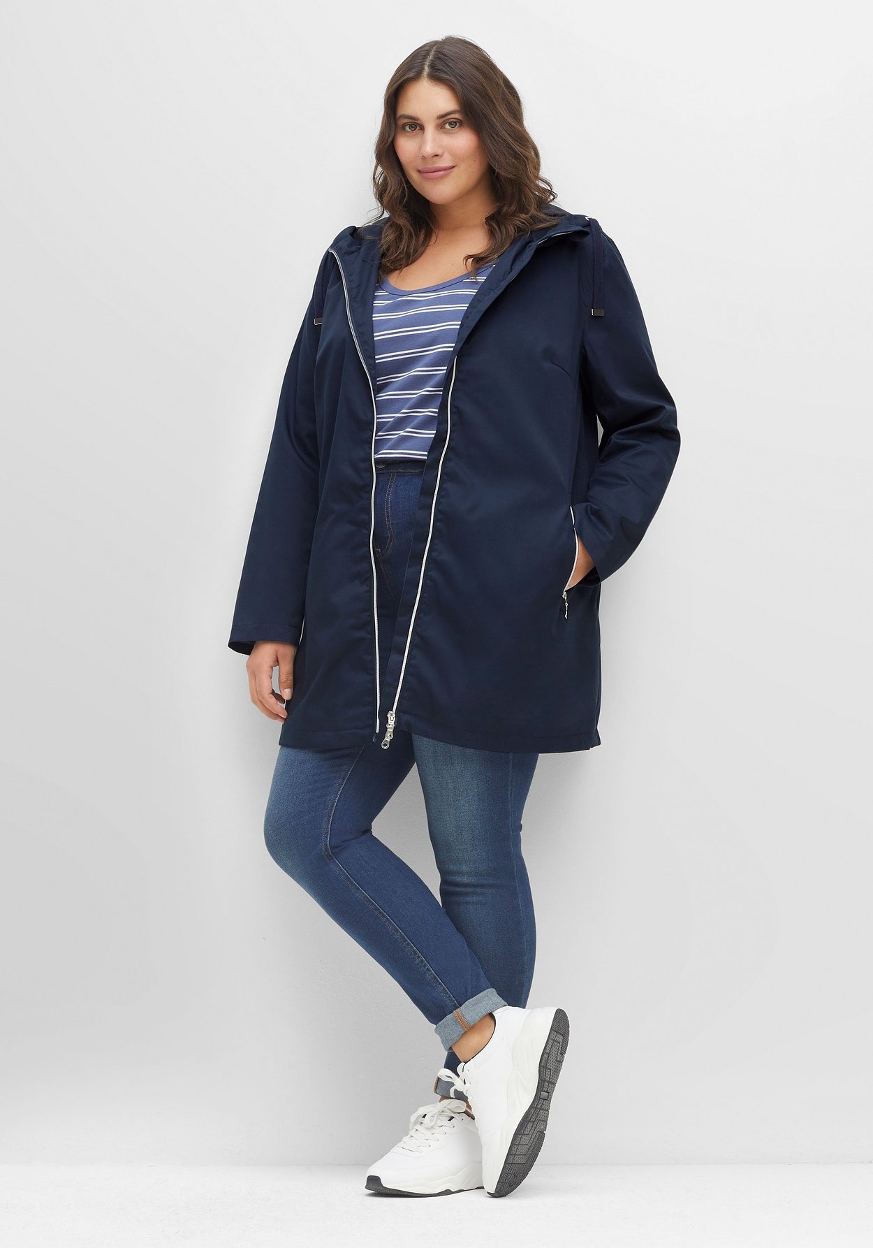 Sheego Outdoorjacke »Kapuzenjacke in A-Linie, mit Kapuze und Tunnelzug«