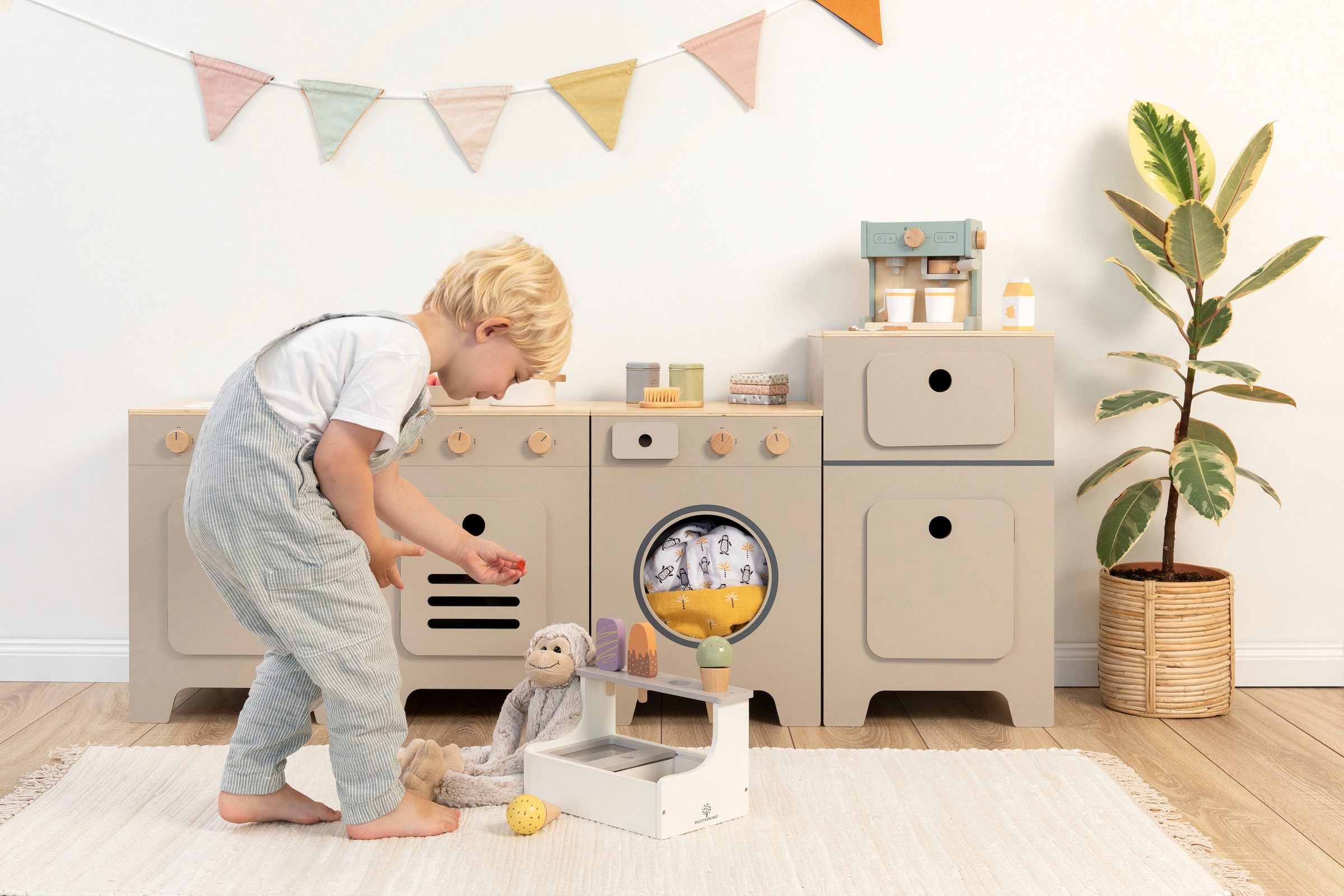 MUSTERKIND® Kinder-Kühlschrank »Mix & Match, warmgrau/natur«, FSC®-Holz aus gewissenhaft bewirtschafteten Wäldern