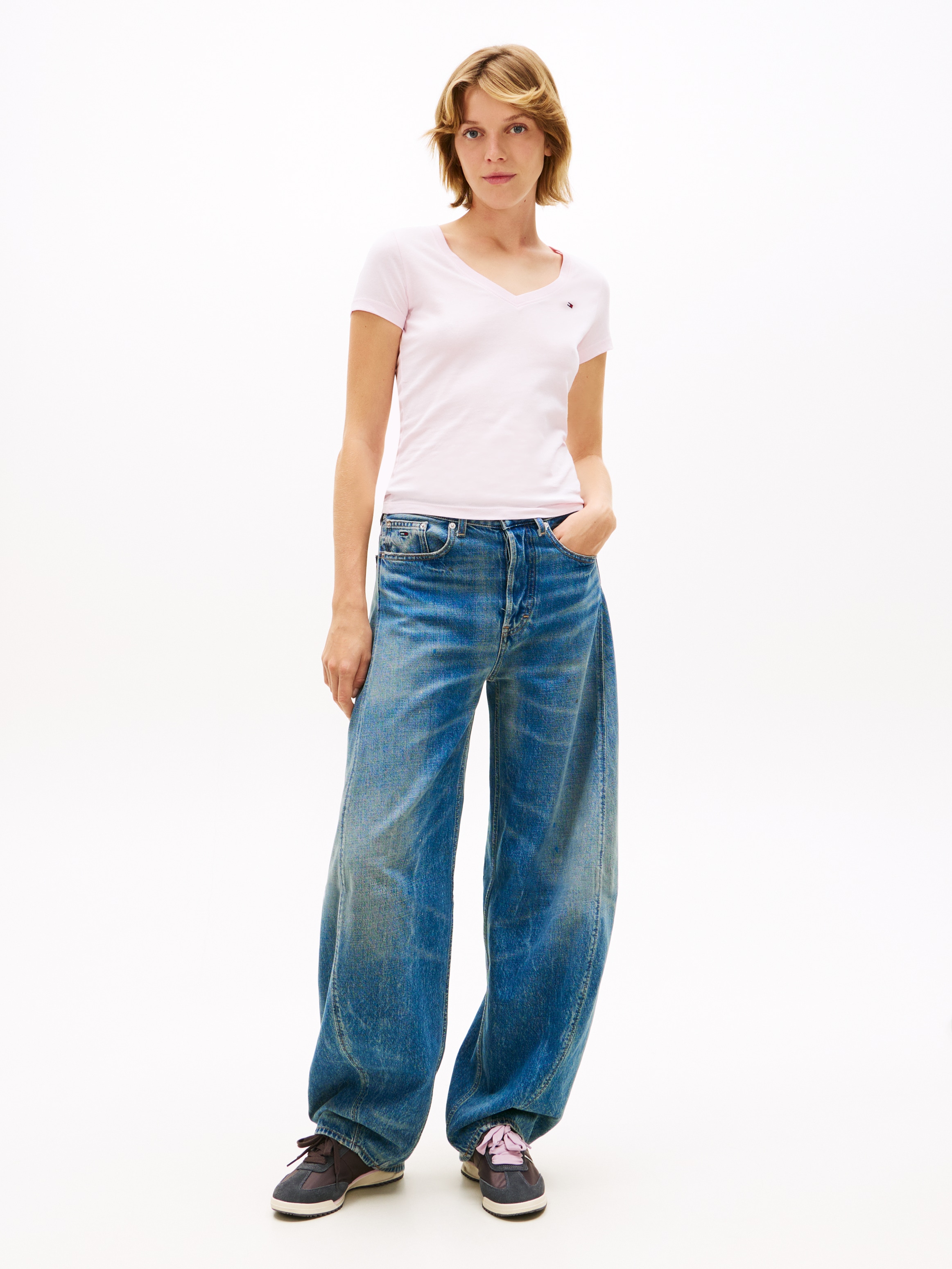 Tommy Jeans T-Shirt »TJW 2PACK V-NECK TEE« Packung, 2-er Pack, 2 Stk. mit Logostickerei