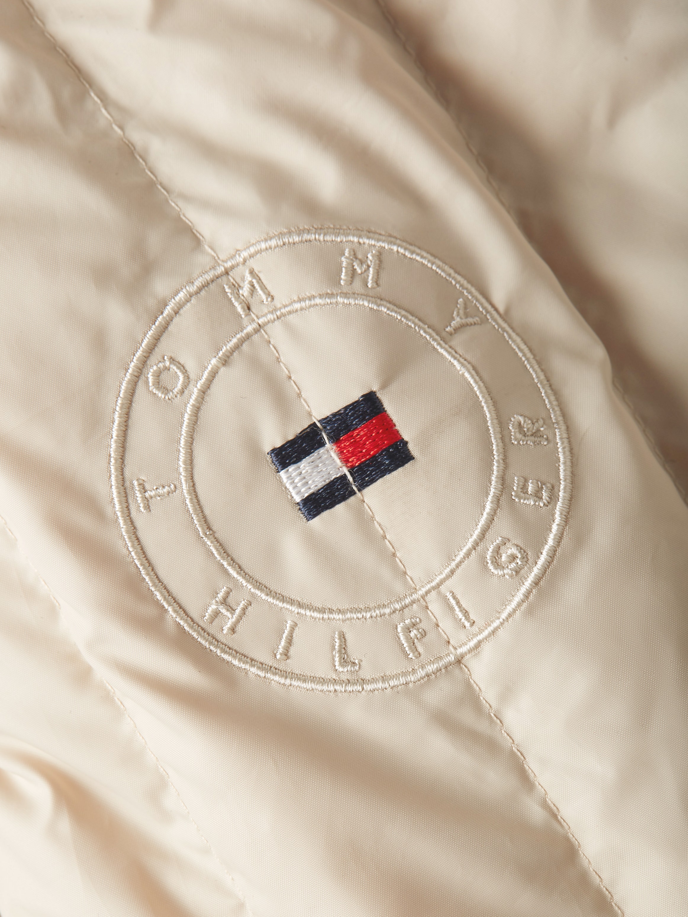 Tommy Hilfiger Daunenjacke »FEMININE LW DOWN JACKET«, mit Kapuze, mit Logostickerei