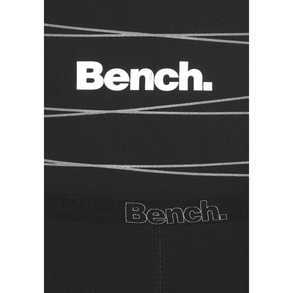 Bench. Funktionsshorts, mit reflektierenden Details und Logo-Tape