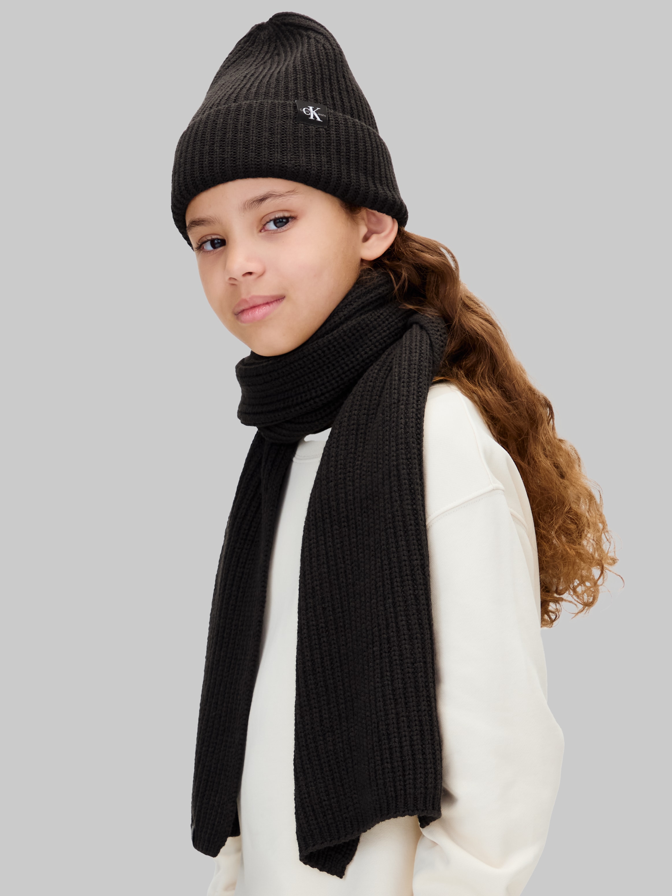 Calvin Klein Jeans Strickmütze »Monogram Rib Scarf Beanie Set« mit Logopatch
