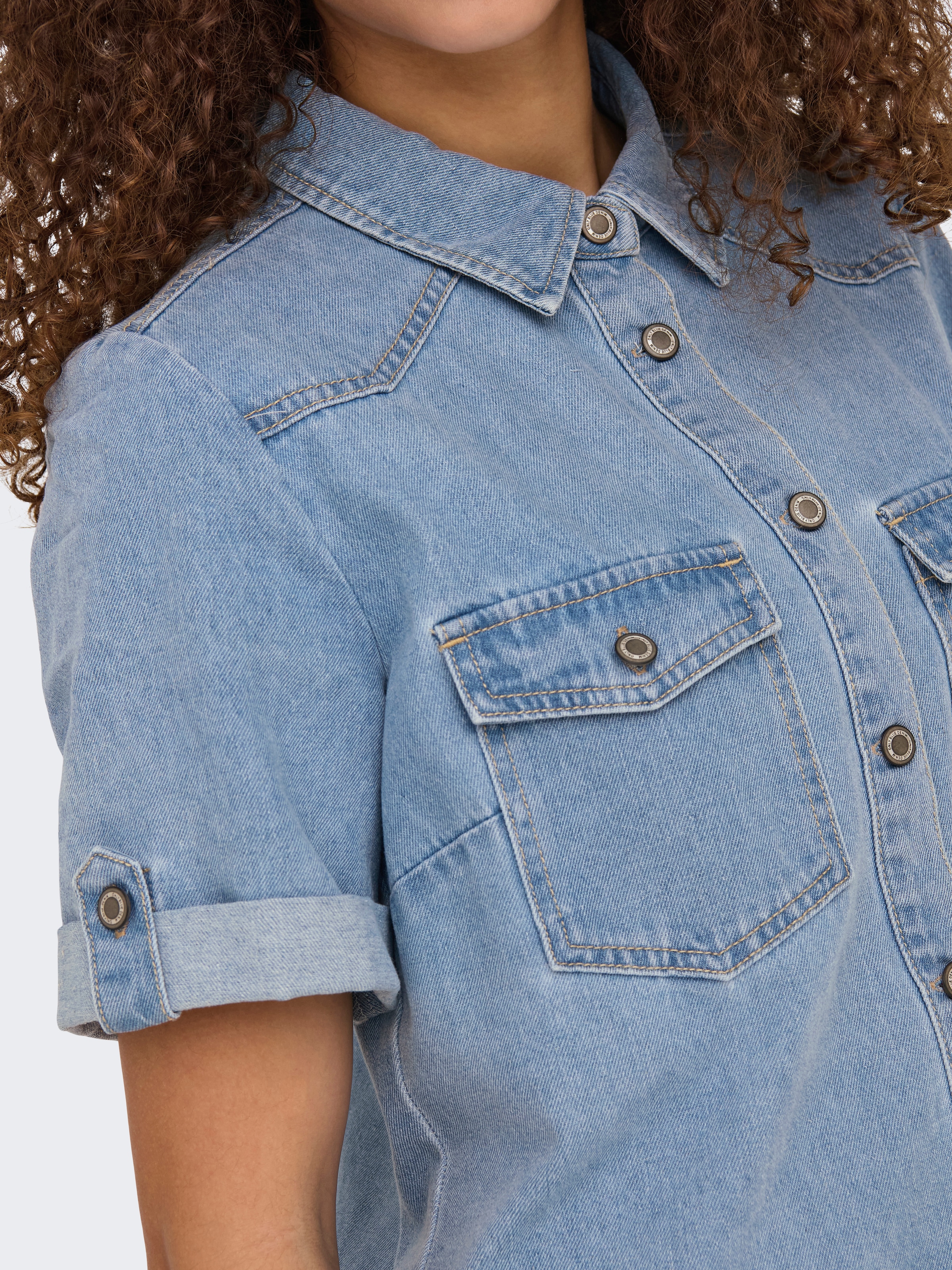 ONLY Jeanskleid »ONLLISA – Denimkleid mit Knopfleiste und Brusttaschen« Brusttaschen Baumwollmischung