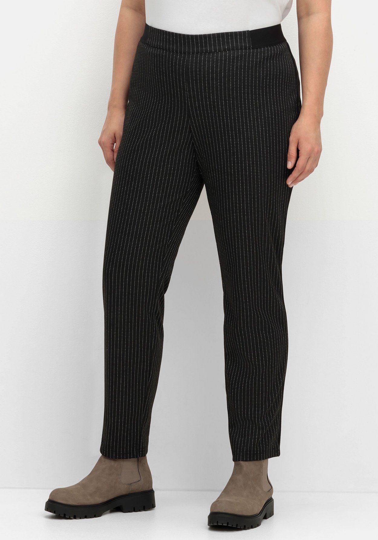 Sheego Schlupfhose »Schmale Hose mit grafischem Muster und Stretchbund«